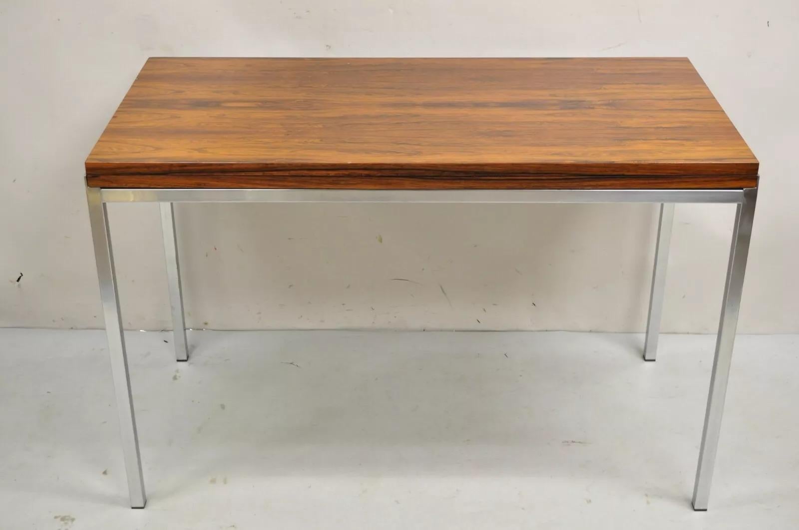 Vintage Mid Century Modern Danish Brazilian Rosewood Flip Top Extension Square Game Table / Dining Table. Der Artikel hat eine atemberaubende Palisander-Klappplatte, einen verchromten Metallsockel mit klaren modernistischen Linien und eine sehr gute