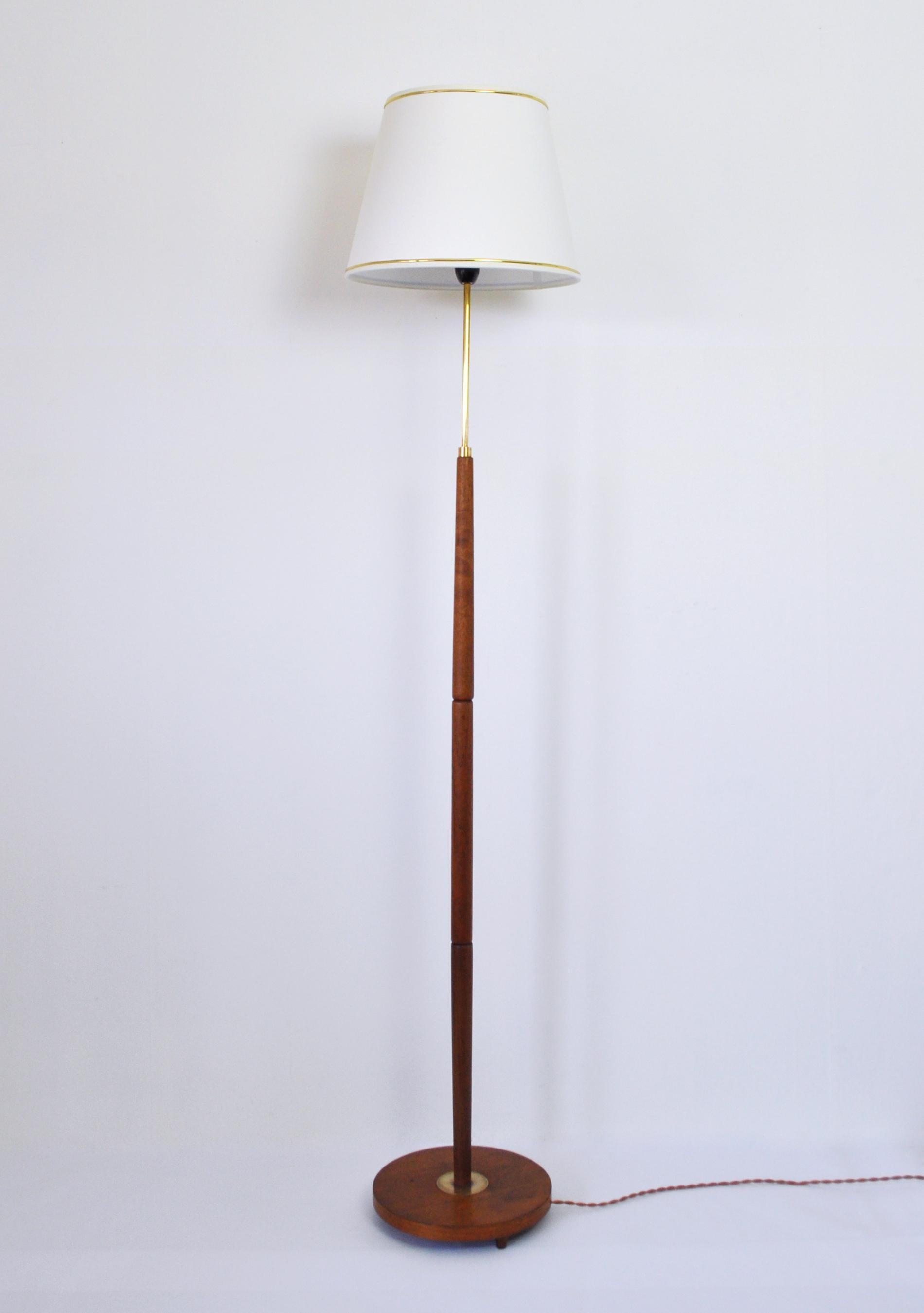 Mid-Century Modern teak floor lamp with brass details. 
Denmark the 1960s. 
Item comes without shade.

Lamp base: diameter 26 cm
Height 140 cm to socket.