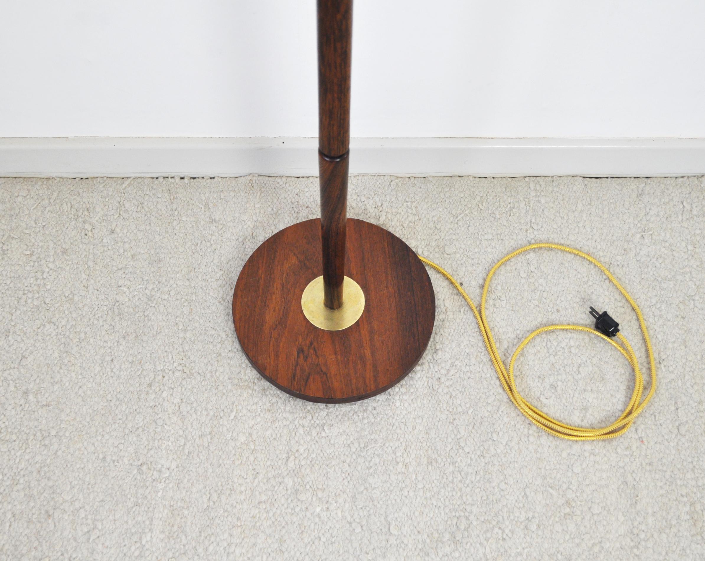 Mid-Century Modern Danish Rosewood Floor Lamp with Brass Details, 1960s In Good Condition For Sale In Vordingborg, DK