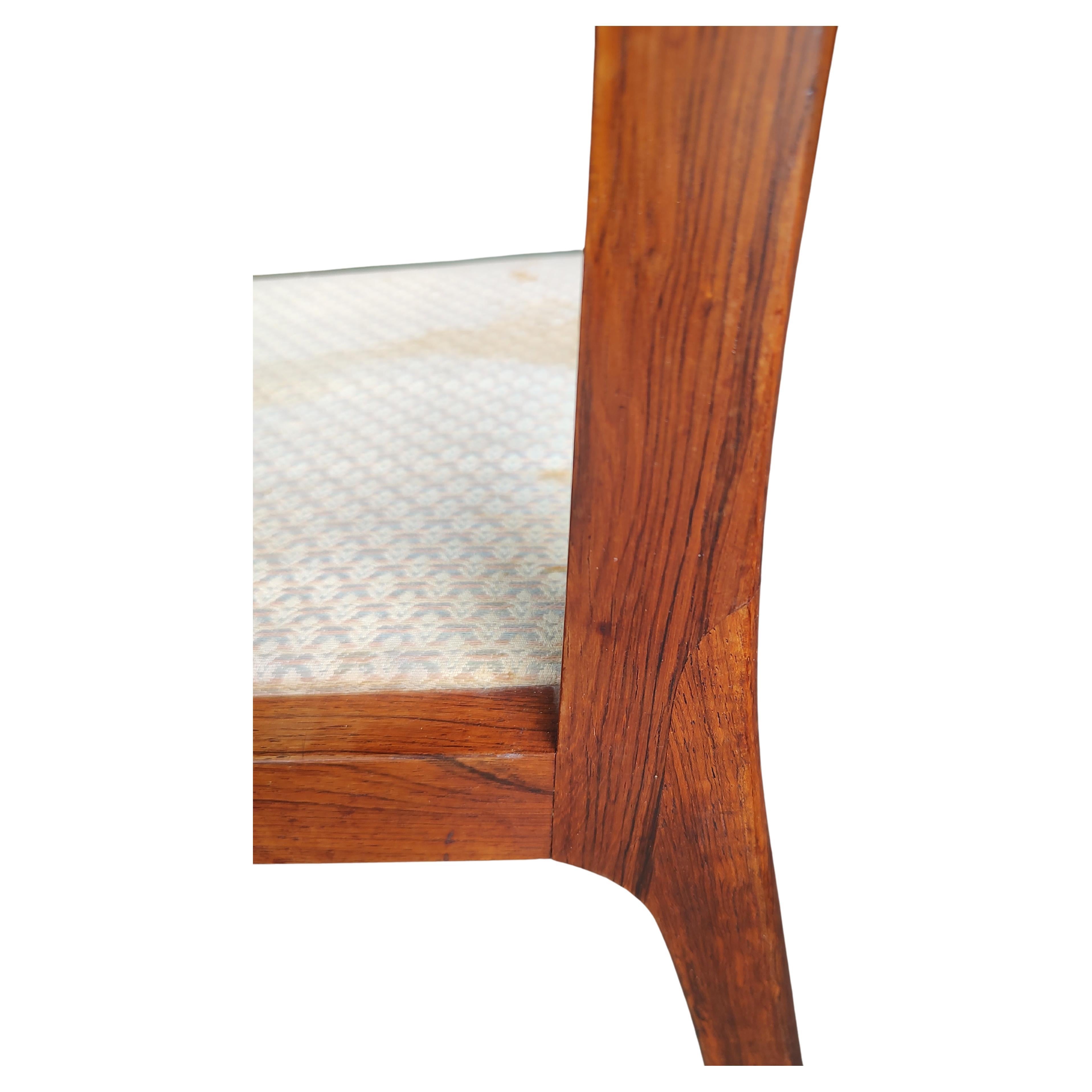 Fantastischer Satz sehr eleganter und schlichter Esszimmerstühle mit Leiterlehnen und großzügigen Sitzflächen aus Palisanderholz. Ende der sechziger Jahre und in ausgezeichnetem Vintage-Zustand mit minimalen Gebrauchsspuren. Die Sitze müssen