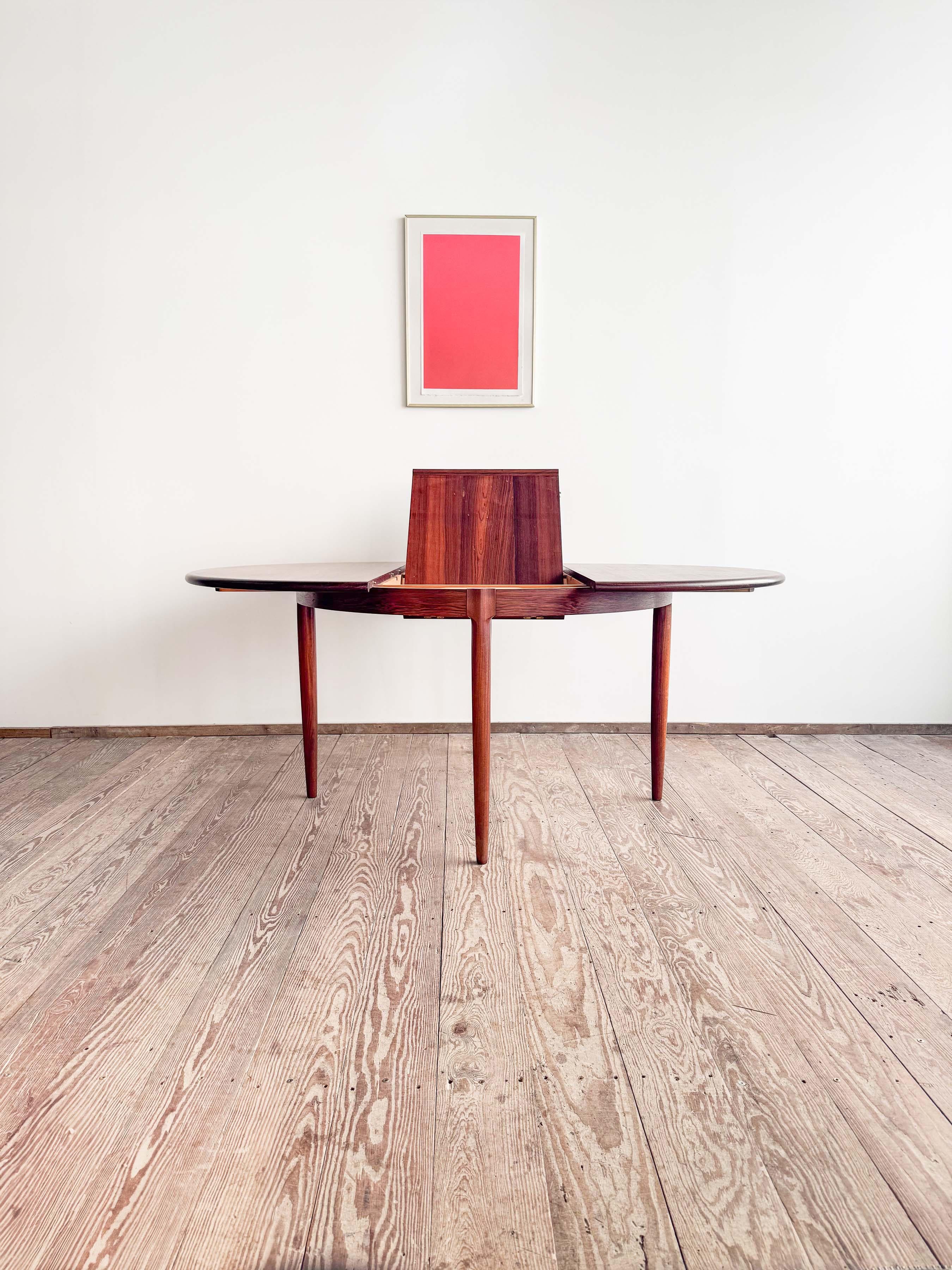 Mid-Century Modern Danish Round Extendable Teak Dining Table by Niels O. Møller In Good Condition For Sale In München, Bavaria