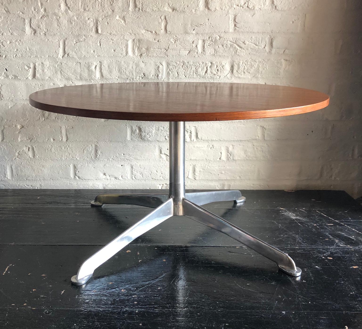 Mid-Century Modern Danish Round Teak Coffee / Occasional Table, Circa 1960s In Good Condition For Sale In Richmond, Surrey