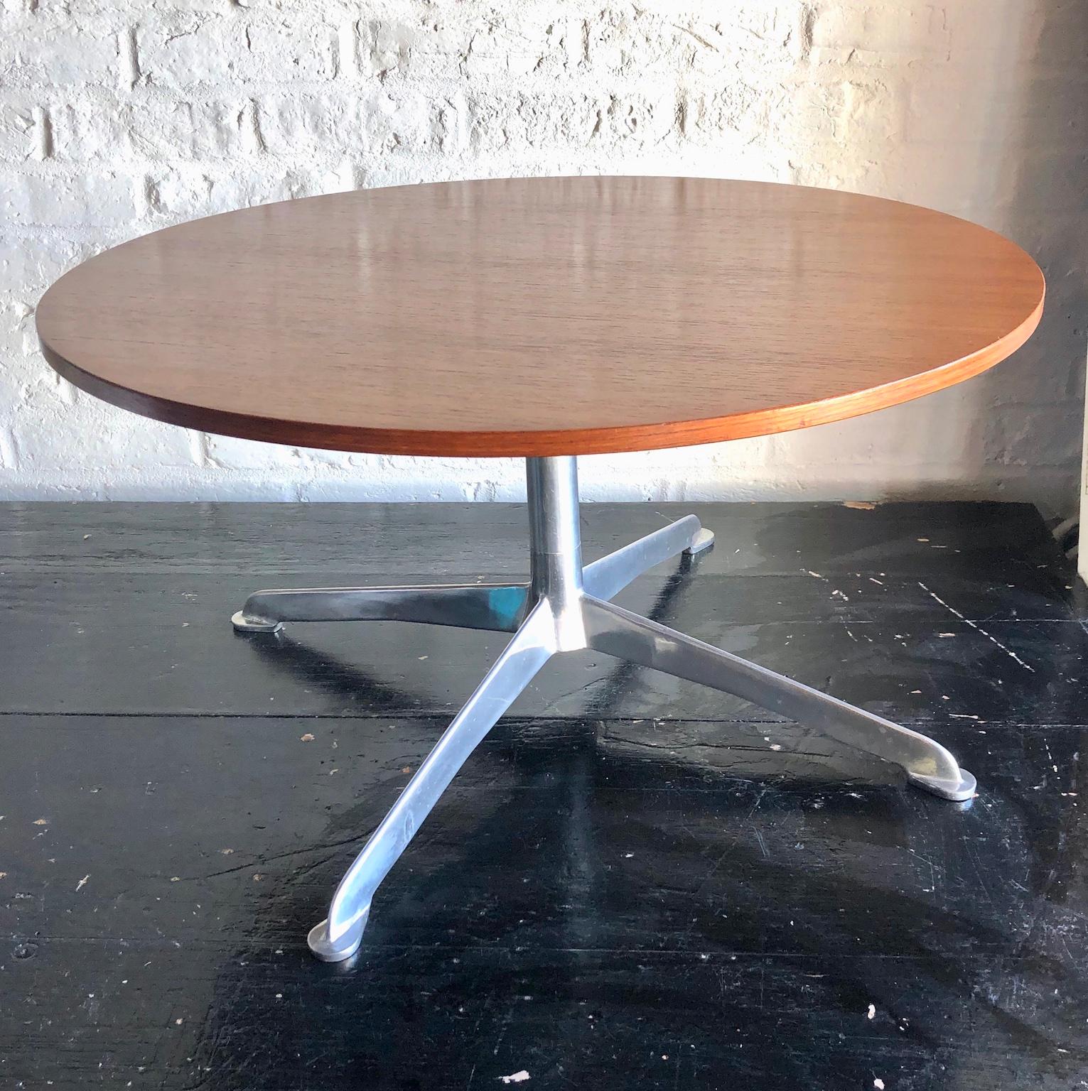 Mid-Century Modern Danish Round Teak Coffee / Occasional Table, Circa 1960s For Sale 1