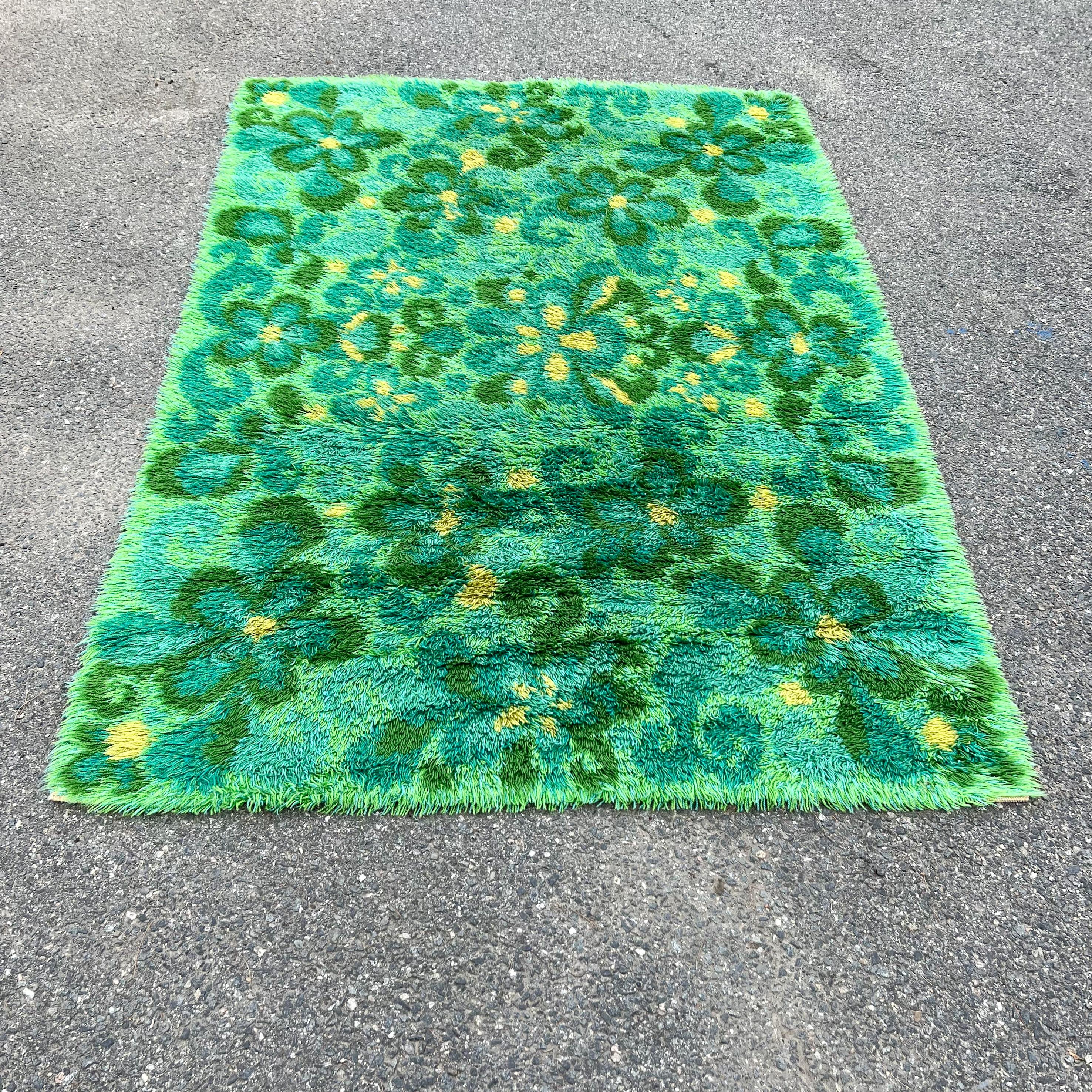 Mid-Century Modern flower patterned green Scandinavian rya rug.


A rya is a traditional Scandinavian wool rug with a long pile of about 1 to 3 inches. They are made using a form of the Ghiordes knot to make the double-sided pile fabric. 

This