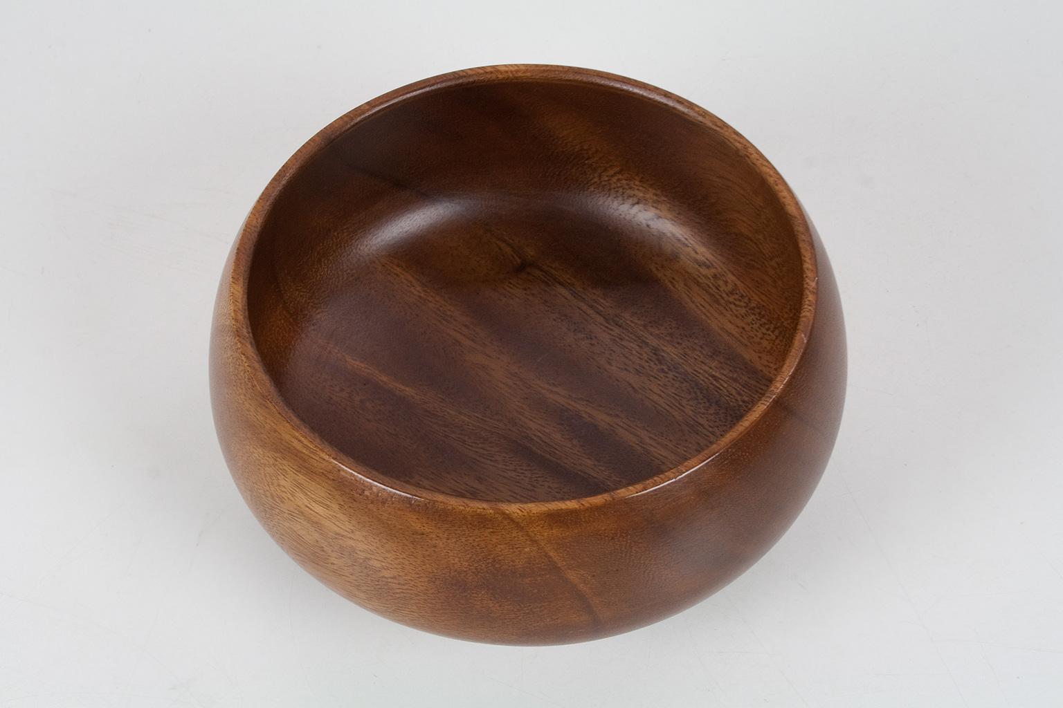Elegant Danish decorative sculptural and hand made teak bowl on a refined classical foot, mid-sized 20cm / 7.8 inch. Beautiful table piece in excellent condition made of 6 mm thick teak wood, originated in Denmark, 1960s.

This object is carefully
