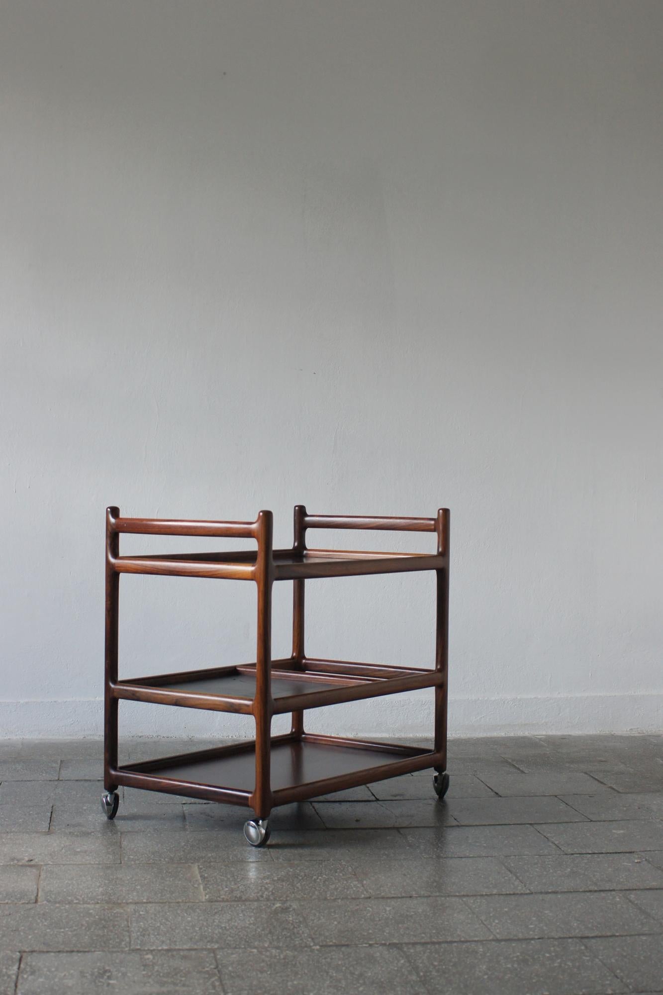 Bois Mid-Century Modern Danish Serving Trolley in Rosewood by Henning Korch for Silke en vente
