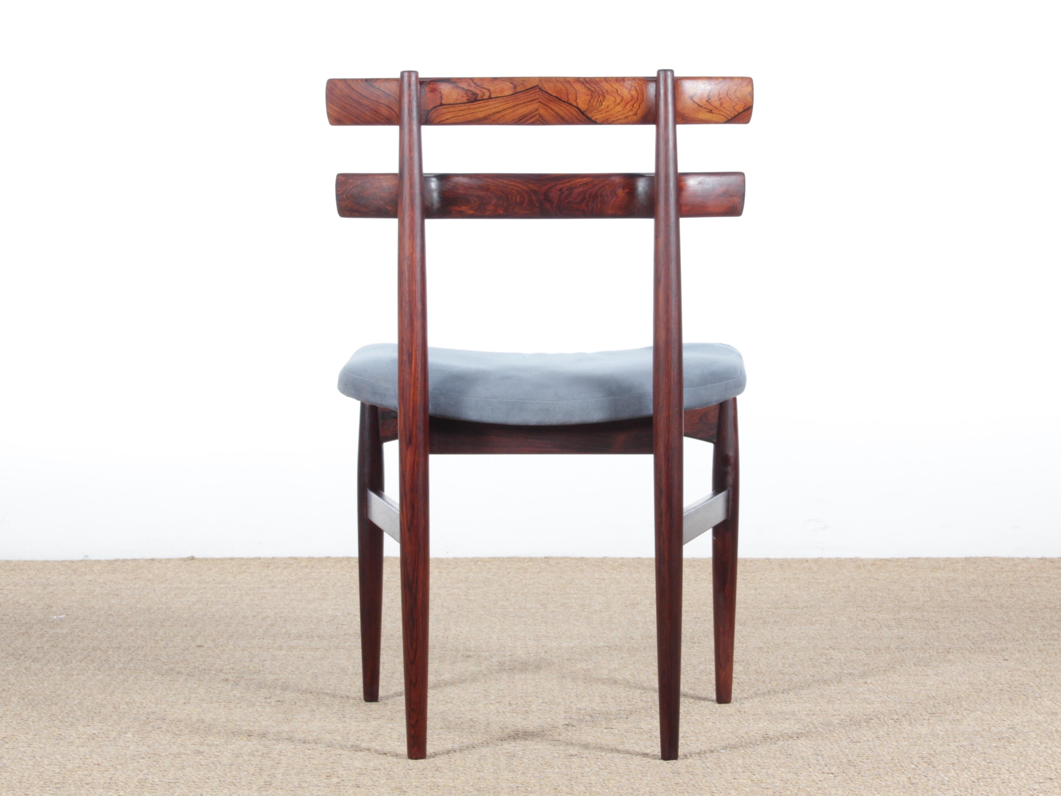 Set di 6 sedie in legno di palissandro di Poul Hundevad. Tappezzeria originale in Alcantara blu. Referenziato dal Design Museum Denmark con il numero RP00757.
Le sedute possono essere rivestite con tessuto o pelle a scelta: + €180/per sedia.
   