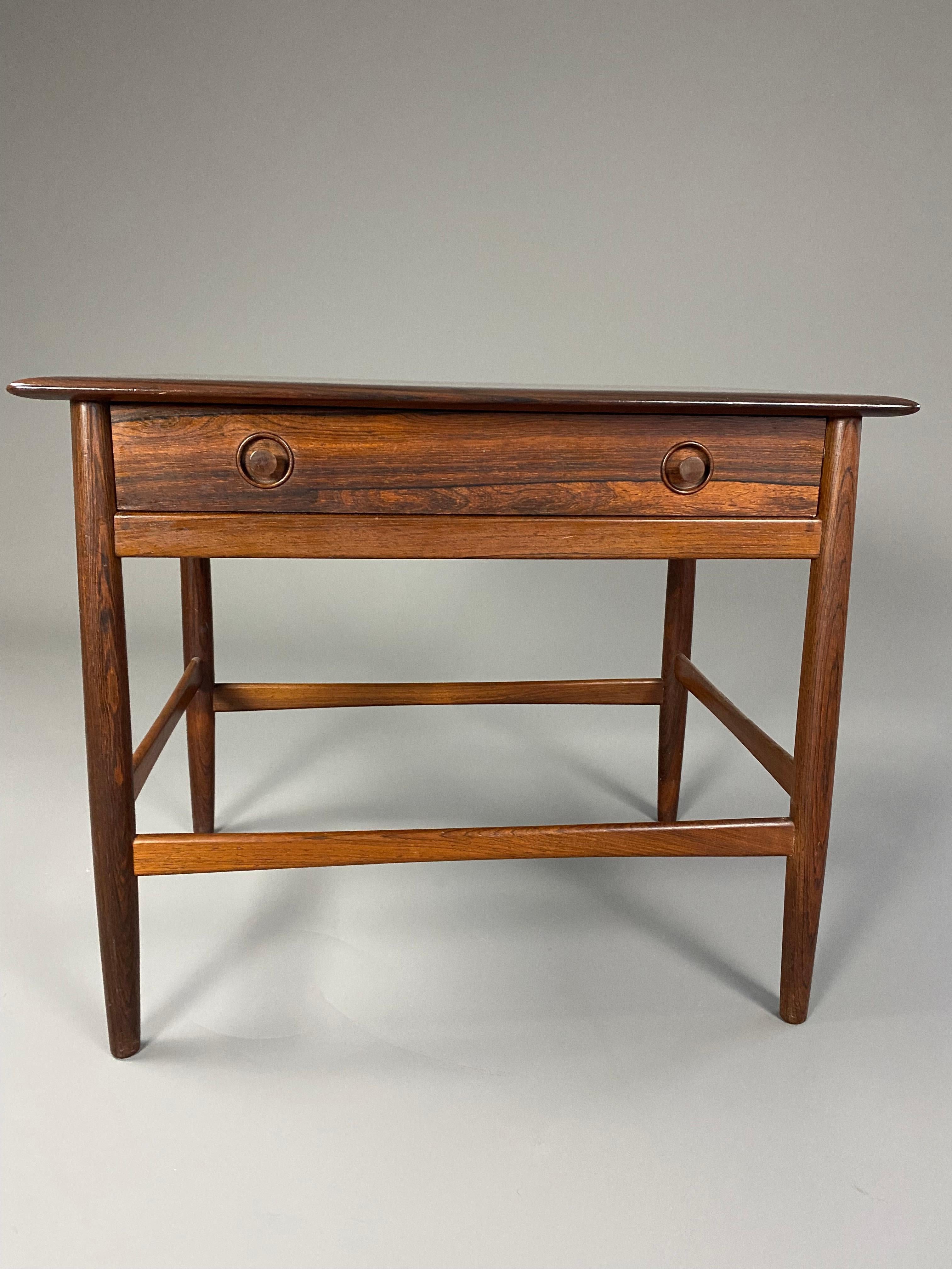 Stilvoller dänischer Beistell-/Stricktisch aus der Jahrhundertmitte in fantastischem Zustand. 
Wir haben die Tischplatte restauriert und diese elegante Schönheit ist bereit für ihr neues Zuhause.
Der Tisch wird versichert in einer maßgefertigten
