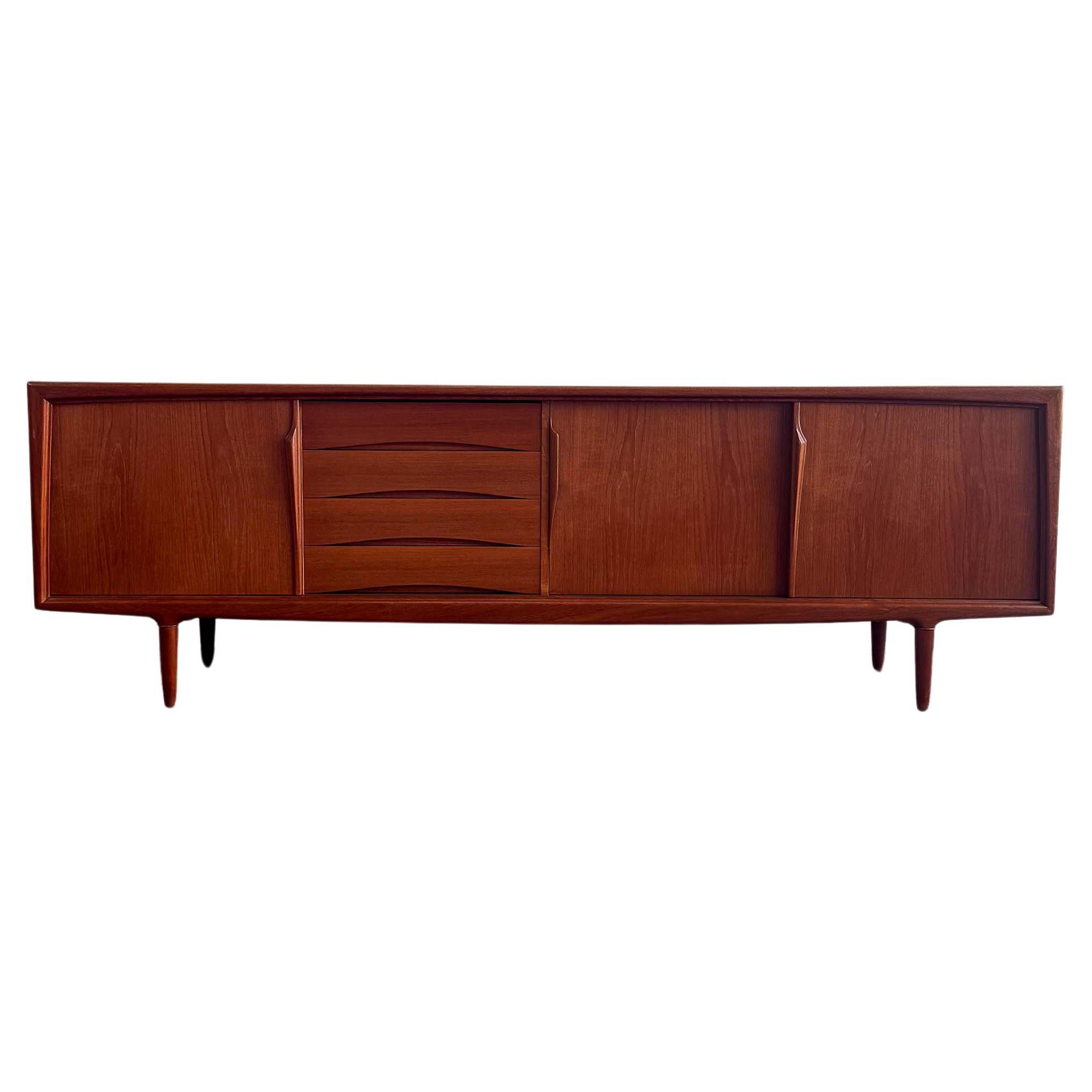 Credenza danese moderna di metà secolo in teak di Axel Christensen Odder