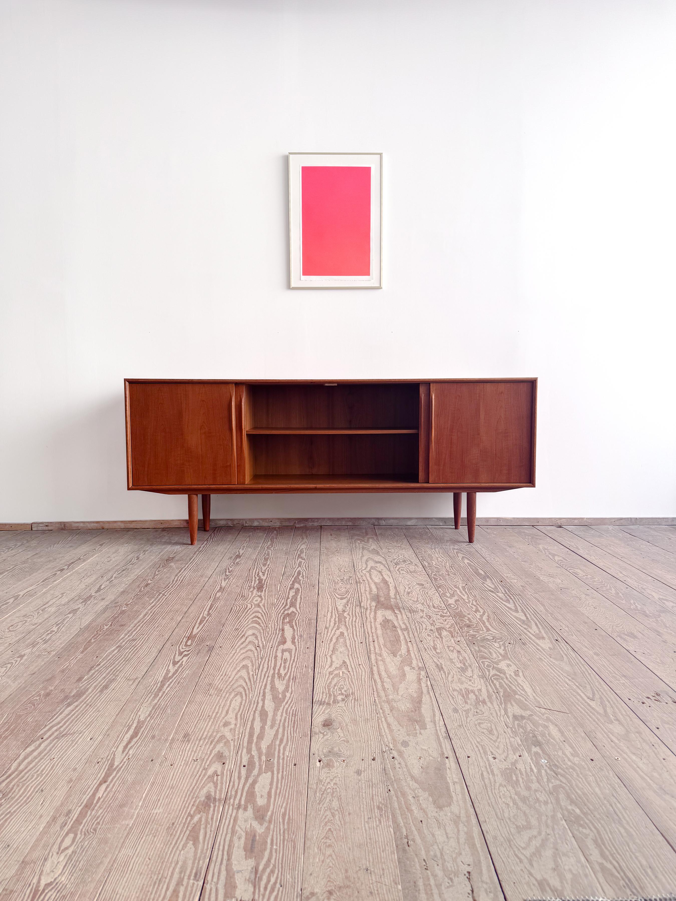 Mid-Century Modern Danish Sideboard or Cabinet in Teak by Axel Christensen Odder In Good Condition For Sale In München, Bavaria