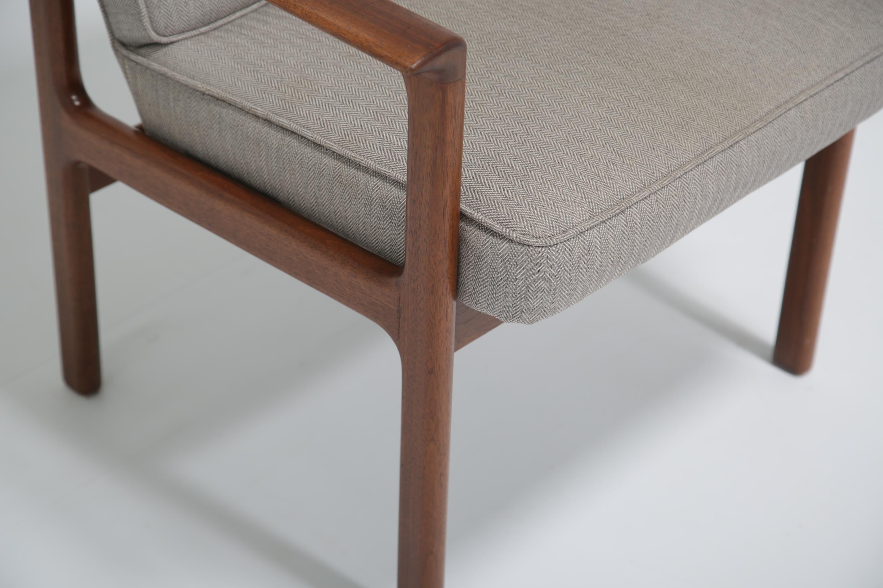 Moderner dänischer gepolsterter Sessel aus Teakholz aus der Jahrhundertmitte, 1960er Jahre. im Angebot 3