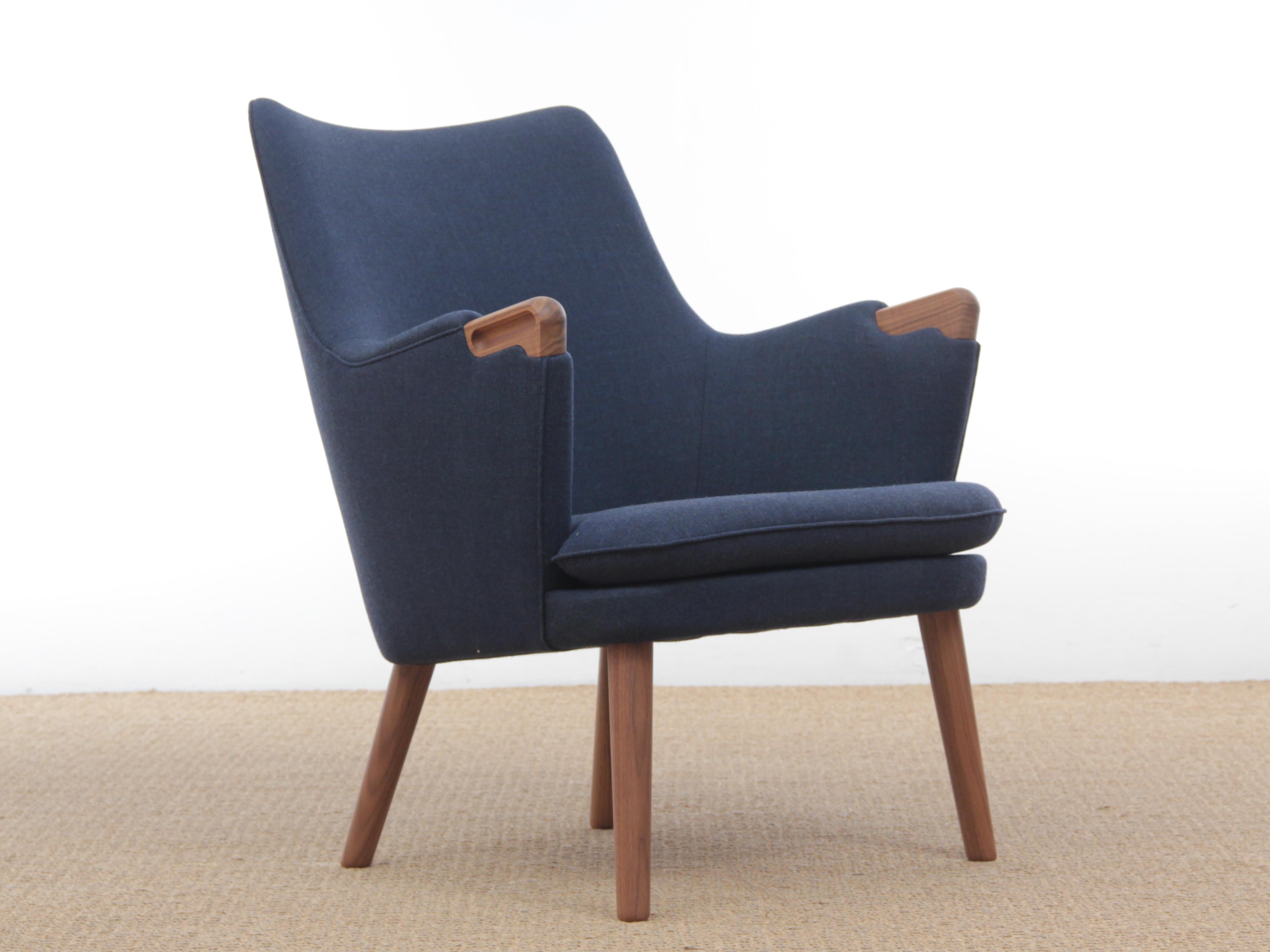 Mid-Century Modern Danish lounge chair model CH 71 by Hans Wegner. New production
With its slender frame and flowing, sculptural form, Hans J. Wegner’s CH71 lounge chair is a testament to the legendary Danish designer’s unique understanding of