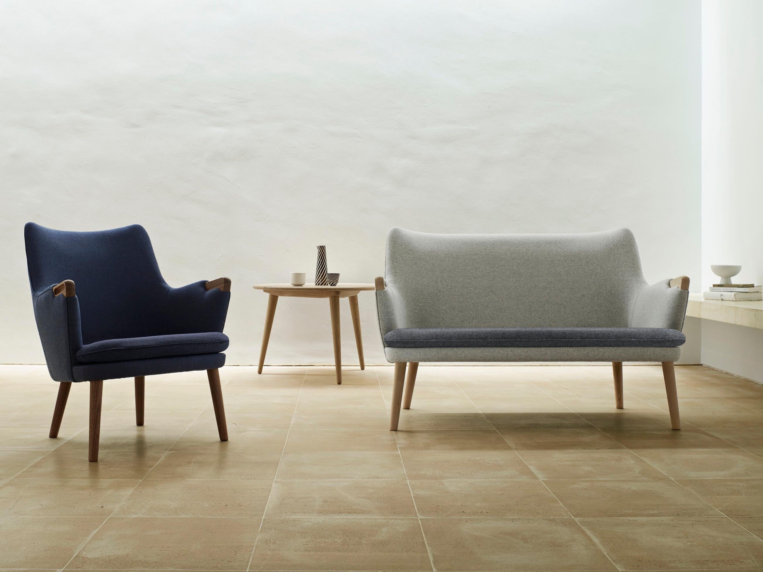 Modernes dänisches Sofa der Jahrhundertmitte:: Modell CH 72 von Hans Wegner:: Neuanfertigung im Angebot 1