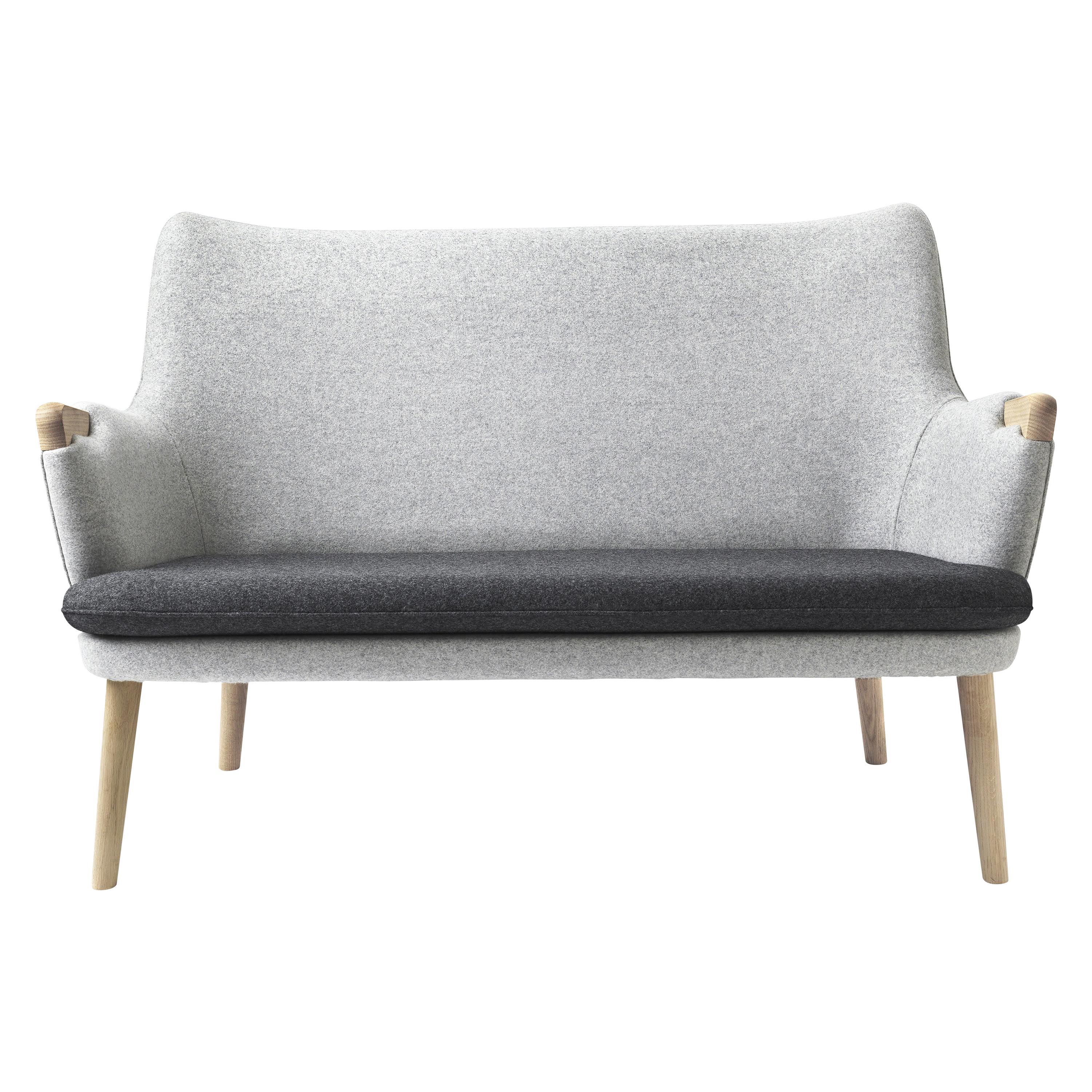 Modernes dänisches Sofa der Jahrhundertmitte:: Modell CH 72 von Hans Wegner:: Neuanfertigung im Angebot