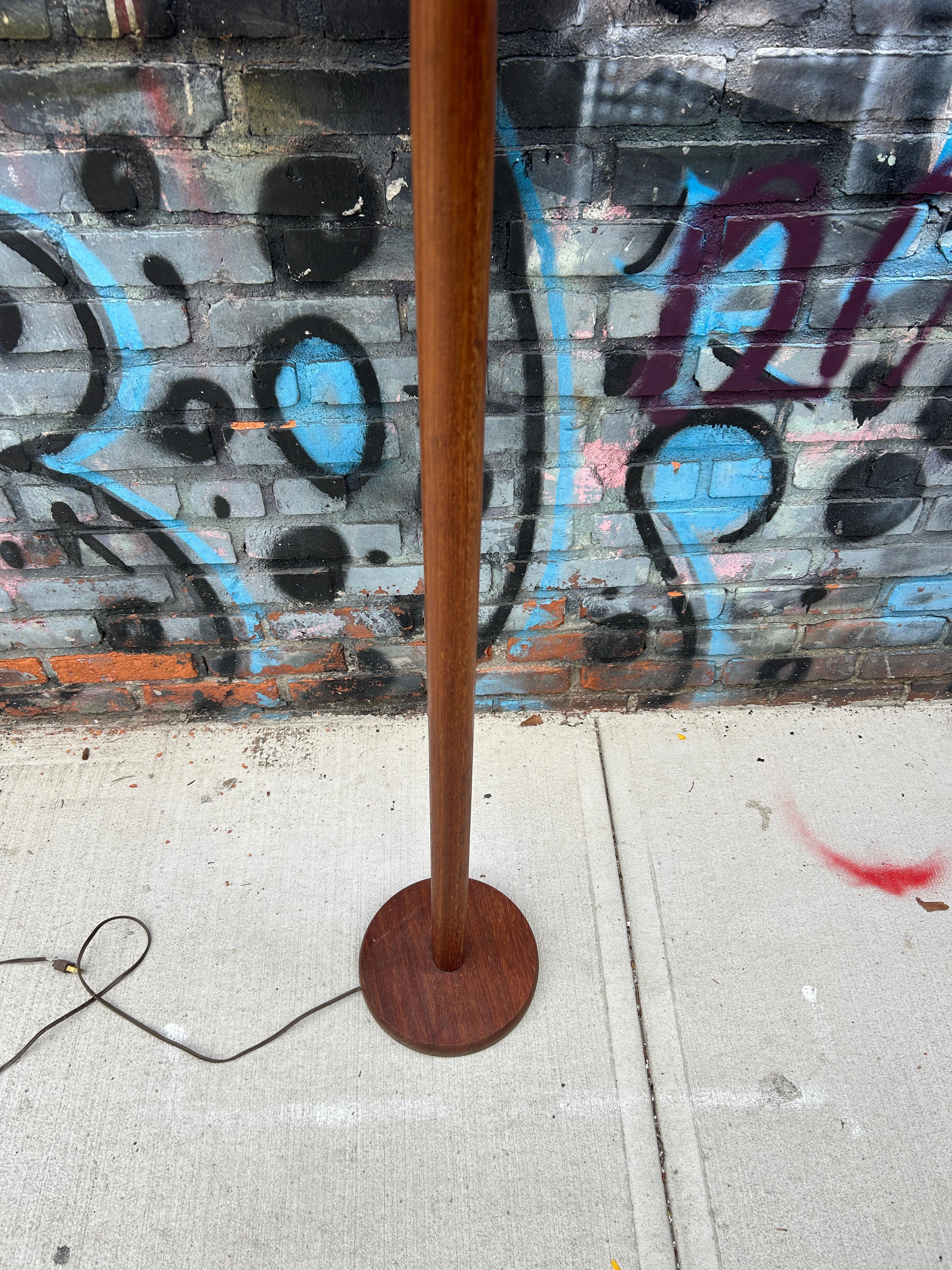 Mid-Century moderno Lampada da terra in teak massiccio danese di metà secolo, Danimarca in vendita