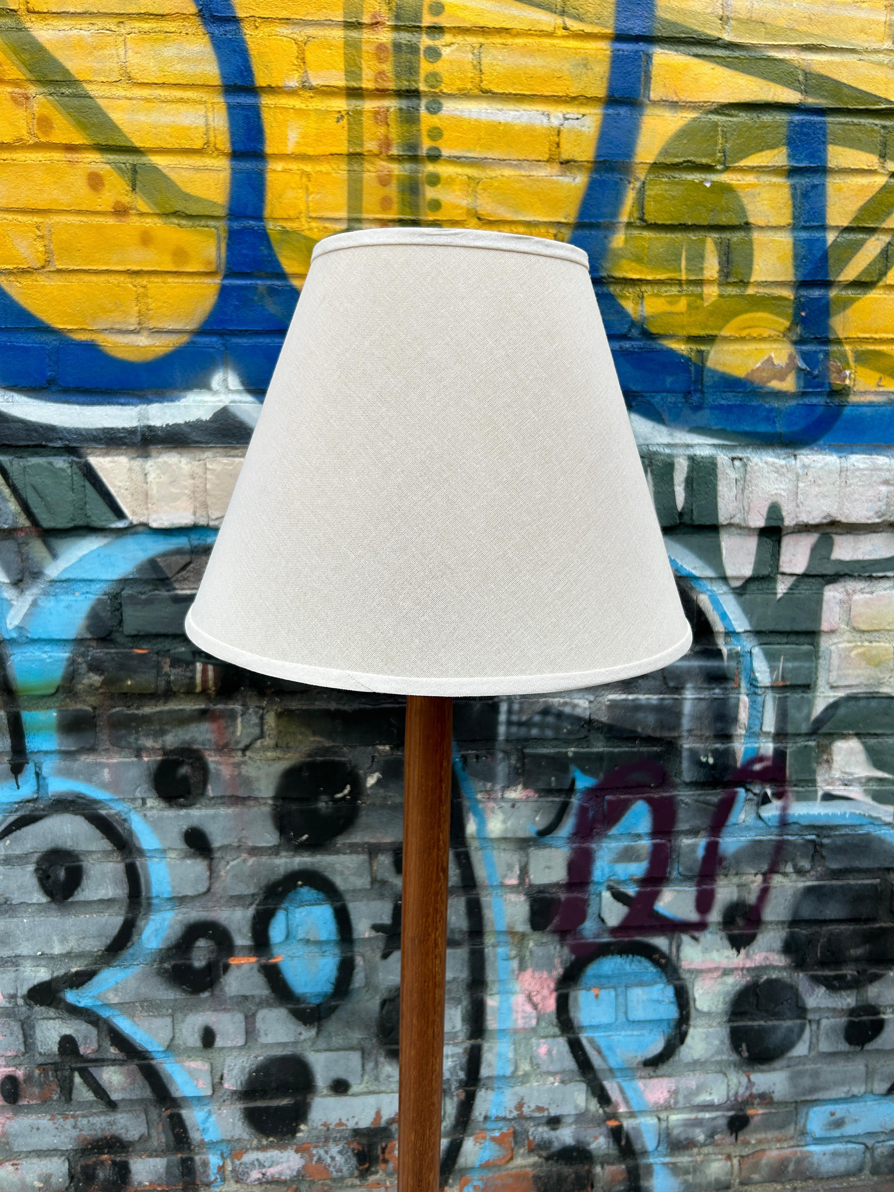 Danese Lampada da terra in teak massiccio danese di metà secolo, Danimarca in vendita