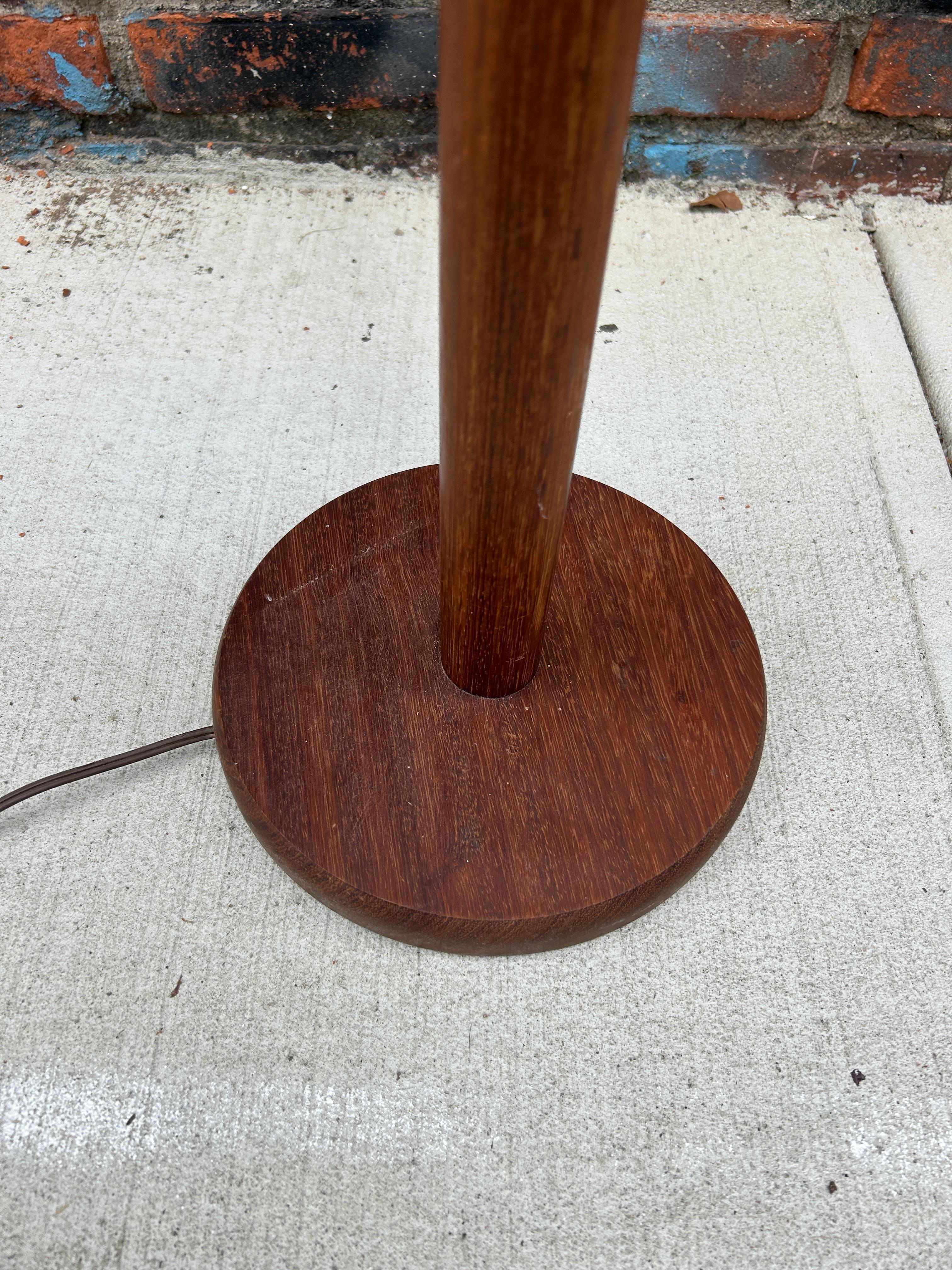Falegnameria Lampada da terra in teak massiccio danese di metà secolo, Danimarca in vendita