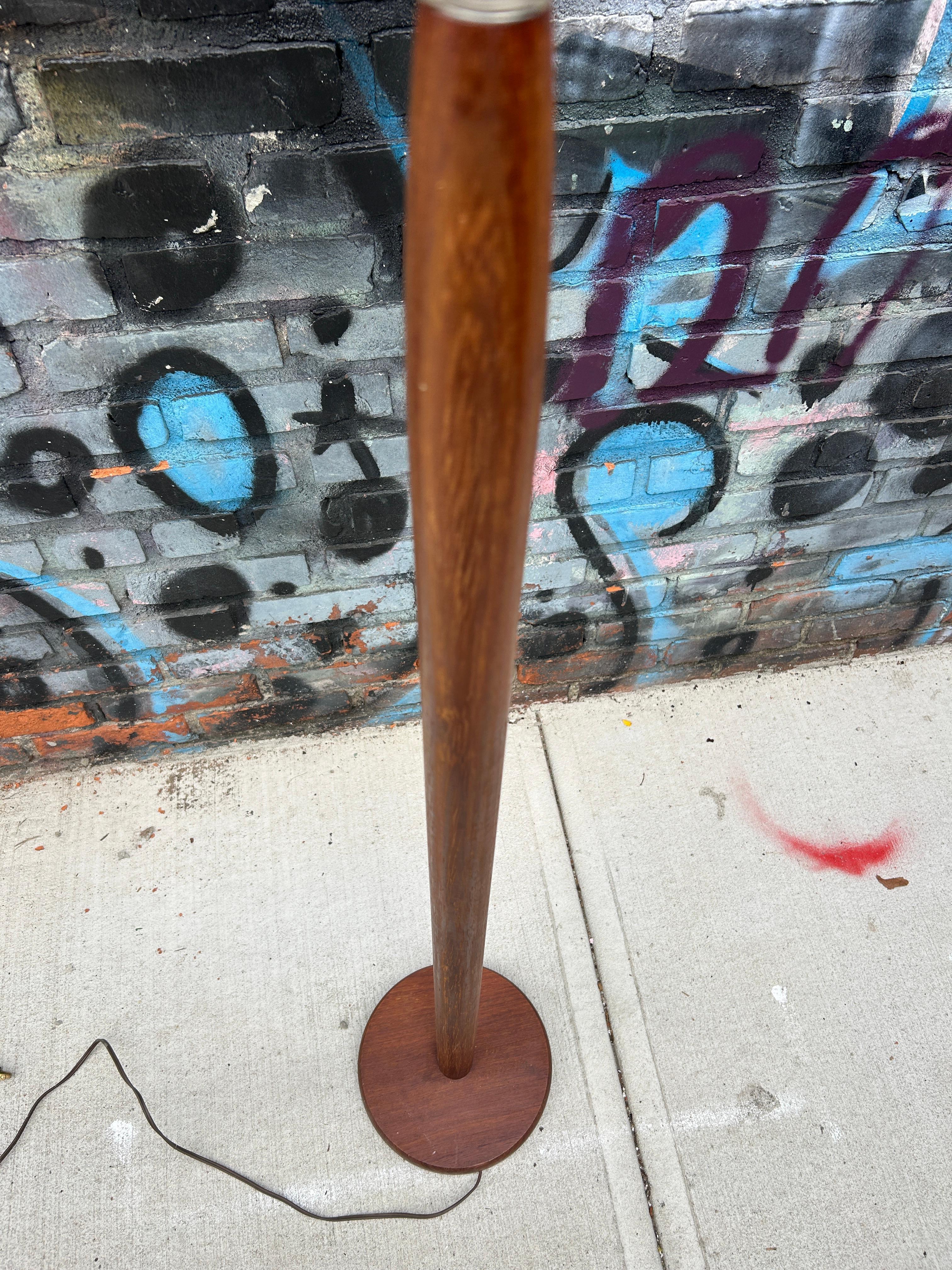Lampada da terra in teak massiccio danese di metà secolo, Danimarca In condizioni buone in vendita a Brooklyn, NY