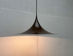 Estilo moderno de mediados de siglo, danés, «Era Espacial», marrón, lámpara semi-colgante de Bonderup, Thorup, Fog y Mørup