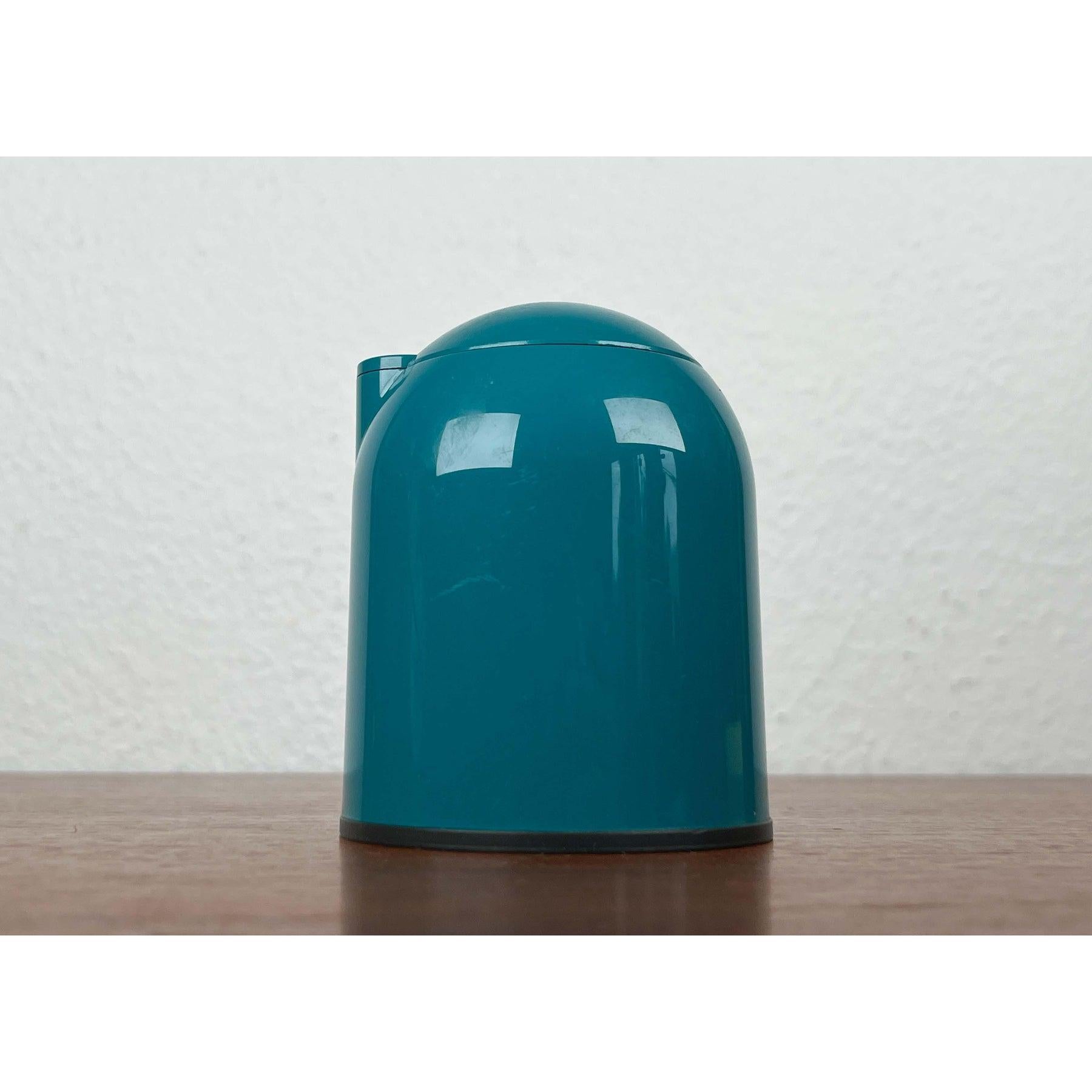 Jarra de Leche Danesa de la Edad Espacial Moderna de Mitad de Siglo de Rosti, década de 1960, en muy buen estado. Diseñado de 1960 a 1969 Esta pieza tiene una marca de atribución.

Más información:
Materiales: Plástico
Color: Negro
Estilos: Moderno
