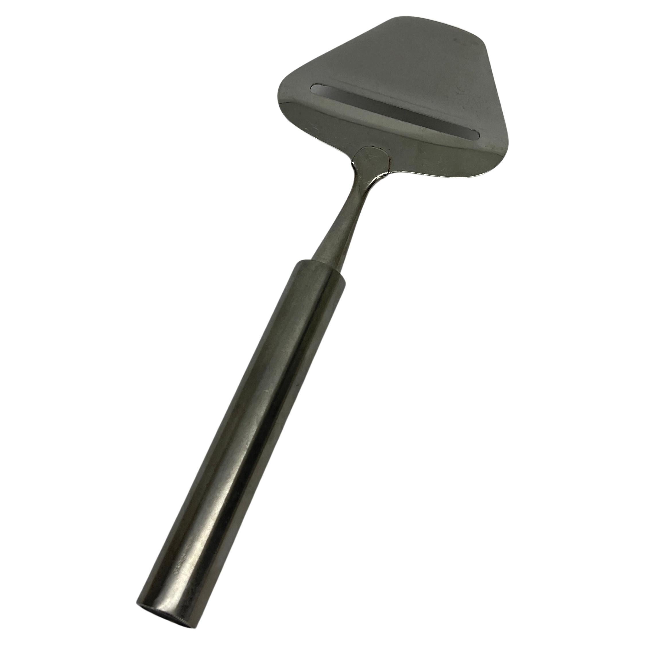 Affettatrice per formaggio danese moderna di metà secolo. Questo affetta formaggio in acciaio inox lucido è un must per le tue occasioni di intrattenimento. In ottime condizioni e perfettamente funzionante, l'affetta formaggio è un oggetto da tavola