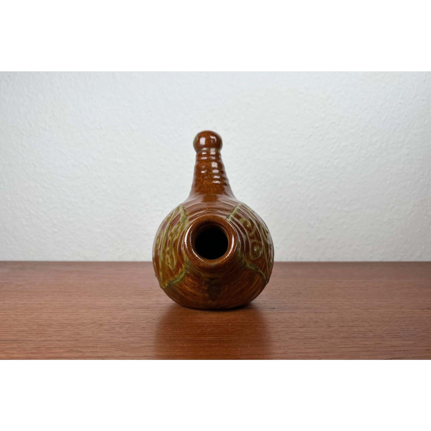 Mid-Century Modern Danish Studio Pottery Bird Shaped Bottle, 1960er Jahre, in sehr gutem Zustand. Entworfen 1960 bis 1969

Zusätzliche Informationen:
MATERIALIEN: Keramik
Farbe: Braun
Moderne Mitte des Jahrhunderts
Zeitraum: 1960s
Herkunftsland: