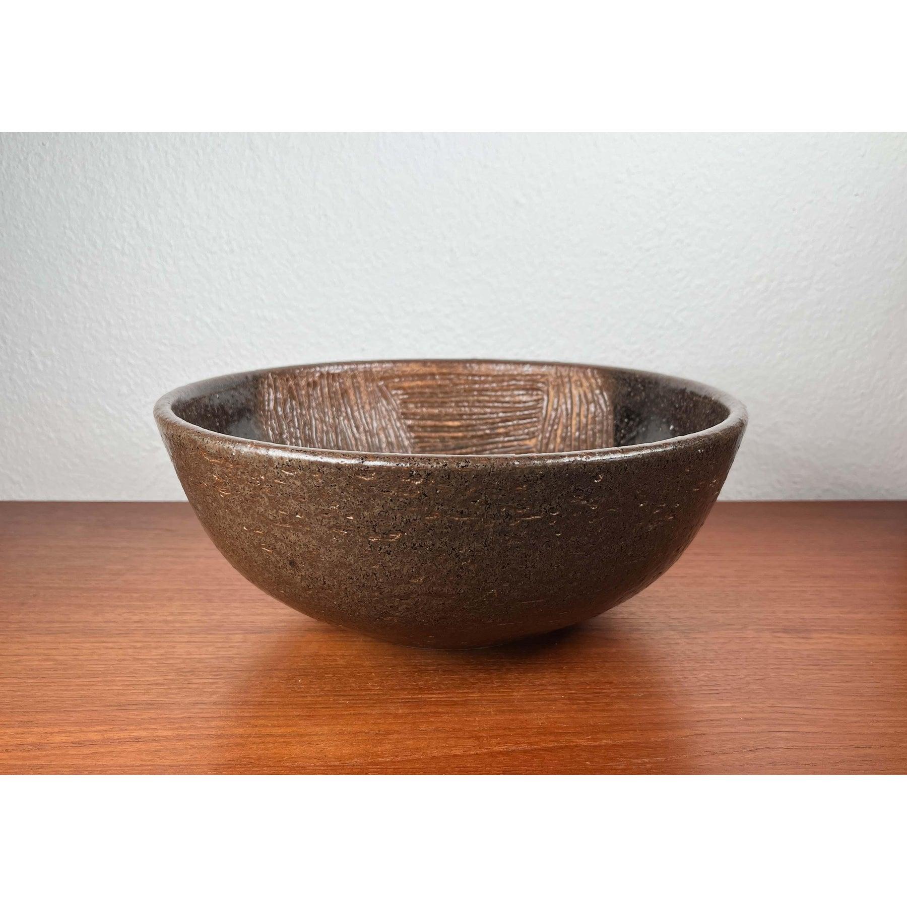 Large Mid-Century Modern Danish Studio Pottery Bowl by Benny Munk Sörensen, 1960s, in Very Good conditions. Designed 1960 to 1969 This piece has an attribution mark,

Additional information:
Materials: Ceramic
Color: Brown
Style: Mid-Century