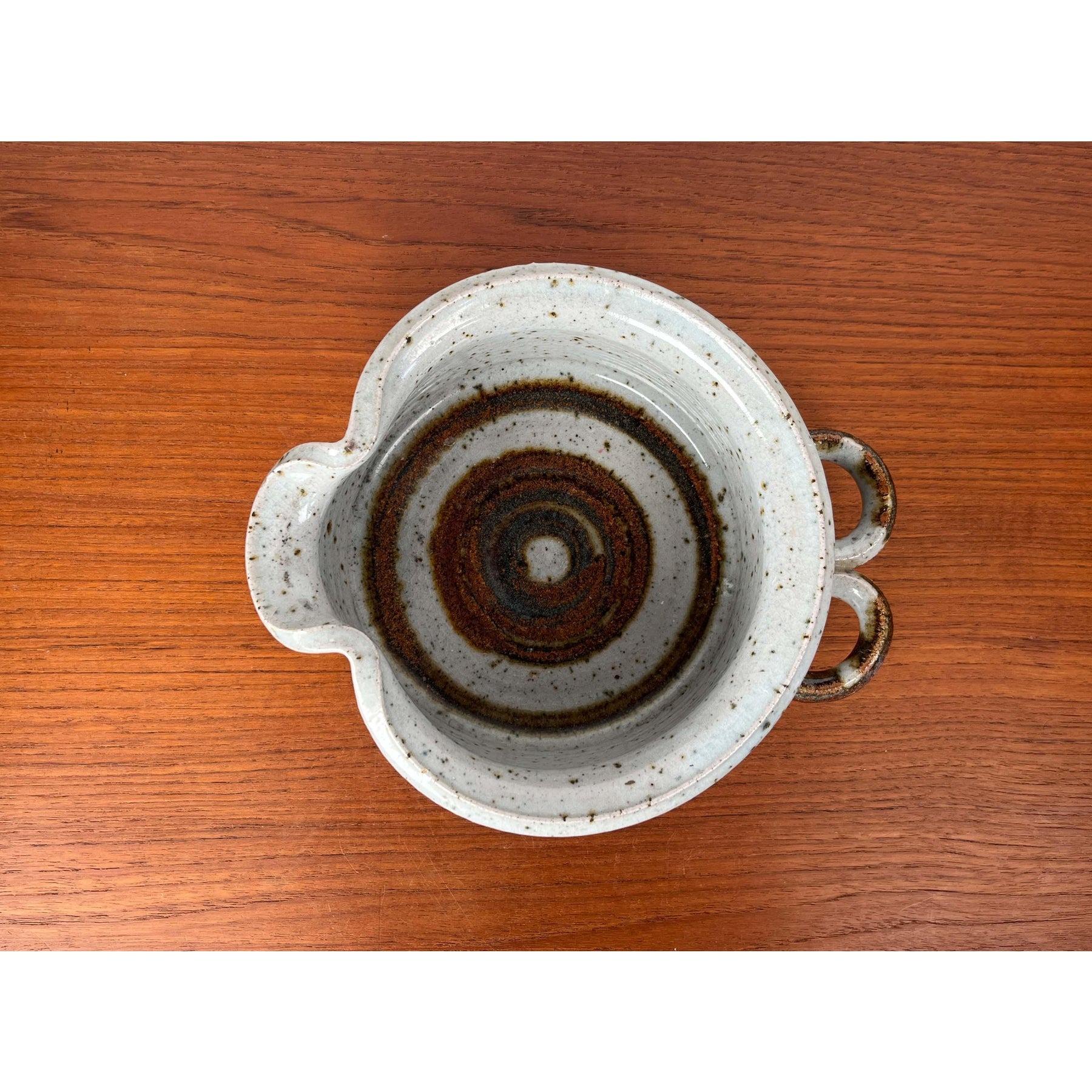 Bol en poterie de studio danois du milieu du siècle dernier par Jette Andersen Keramik, années 1960, en très bon état. Conçu de 1960 à 1969. Des preuves officielles d'authenticité telles que des catalogues d'époque, des dossiers de créateurs ou