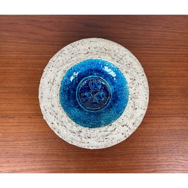 Bol en poterie de studio danois du milieu du siècle dernier de Bartholdy Keramik, années 1960, en très bon état. Conçue de 1960 à 1969 Cette pièce porte une marque d'attribution,
Une preuve officielle de l'authenticité, telle que des catalogues