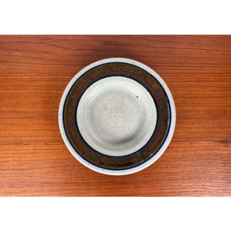 Bol en poterie de studio danoise du milieu du siècle dernier de Ejnar Keramik Bornholm, années 1960, en très bon état. Conçue de 1960 à 1969 Cette pièce porte une marque d'attribution,
Une preuve officielle de l'authenticité, telle que des
