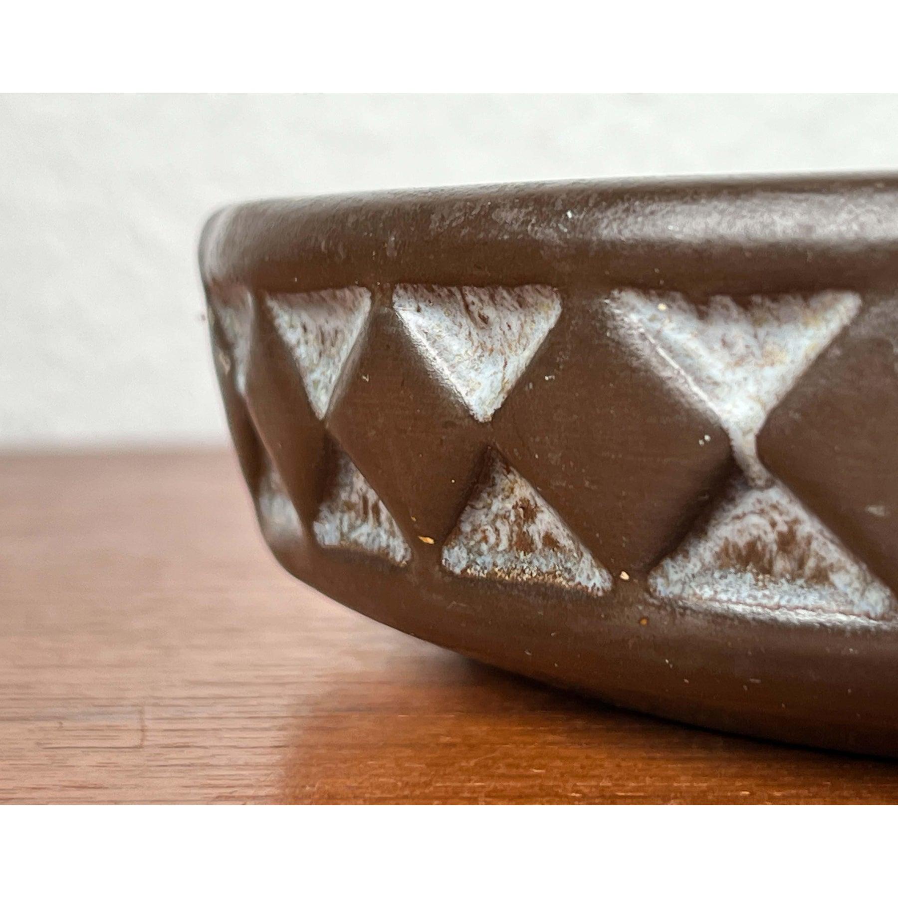 Cuenco danés moderno de mediados de siglo de Studio Pottery de Frank Keramik, años 60, en muy buen estado. Diseñado de 1960 a 1969 Tengo pruebas oficiales de autenticidad como catálogos antiguos,
discos de diseño,
u otras fuentes bibliográficas y