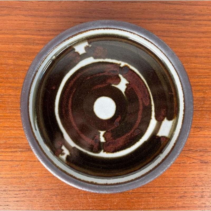 Bol en poterie de studio danois du milieu du siècle dernier de Hanne Stentoj, années 1960, en très bon état. Conçue de 1960 à 1969 Cette pièce porte une marque d'attribution,
Une preuve officielle de l'authenticité, telle que des catalogues