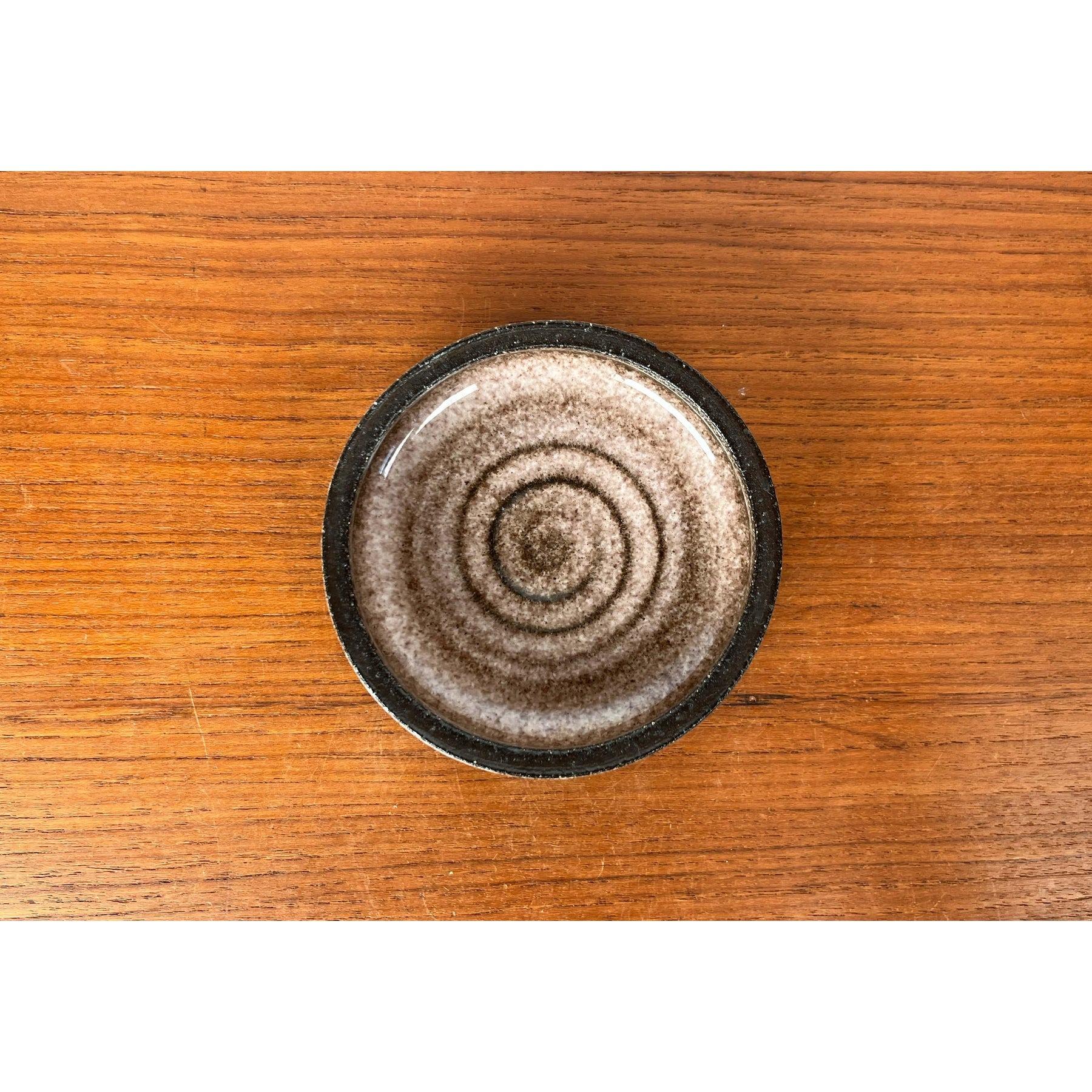 Bol en poterie de studio danois du milieu du siècle dernier de Hyllested Keramik, années 1960, en très bon état. Conçu de 1960 à 1969. Cette pièce porte une marque d'attribution.

Informations complémentaires :
Matériaux : Céramique
Couleur :