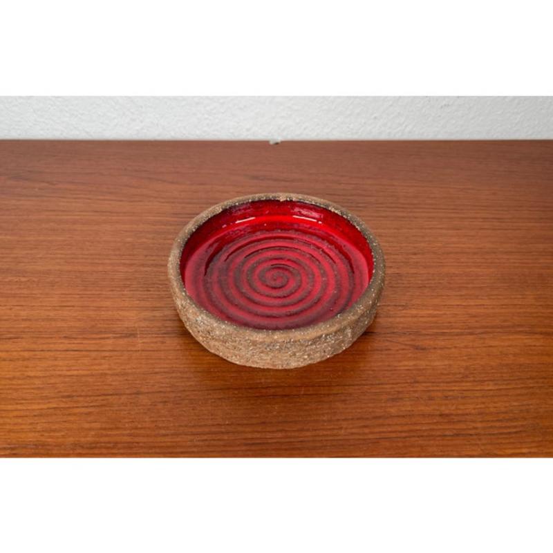 Bol en poterie de studio danois du milieu du siècle dernier de Liselotte Keramik, années 1960, en très bon état. Conçue de 1960 à 1969 Cette pièce porte une marque d'attribution,
Une preuve officielle de l'authenticité, telle que des catalogues