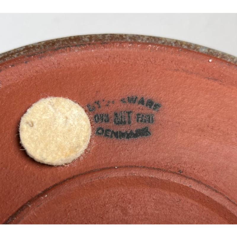 Bol en poterie de studio danois du milieu du siècle dernier de Mit Stoneware, Danemark, années 1960, en très bon état. Conçue de 1970 à 1979 Cette pièce porte une marque d'attribution,
Une preuve officielle de l'authenticité, telle que des