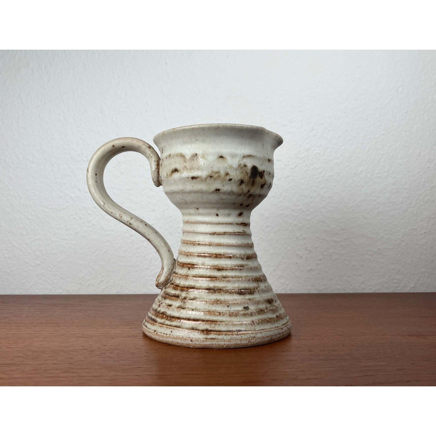Jarra de Studio Pottery danesa moderna de mediados de siglo, de Helle Stenberg para Pottestuen Keramik Frederikshavn, década de 1960, en muy buen estado. Diseñado de 1960 a 1969. Esta pieza tiene una marca de atribución.

Más