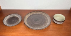 Platos y cuencos minimalistas de cerámica de estudio danesa de estilo «Mid-Century Modern», de Einar Helleroe