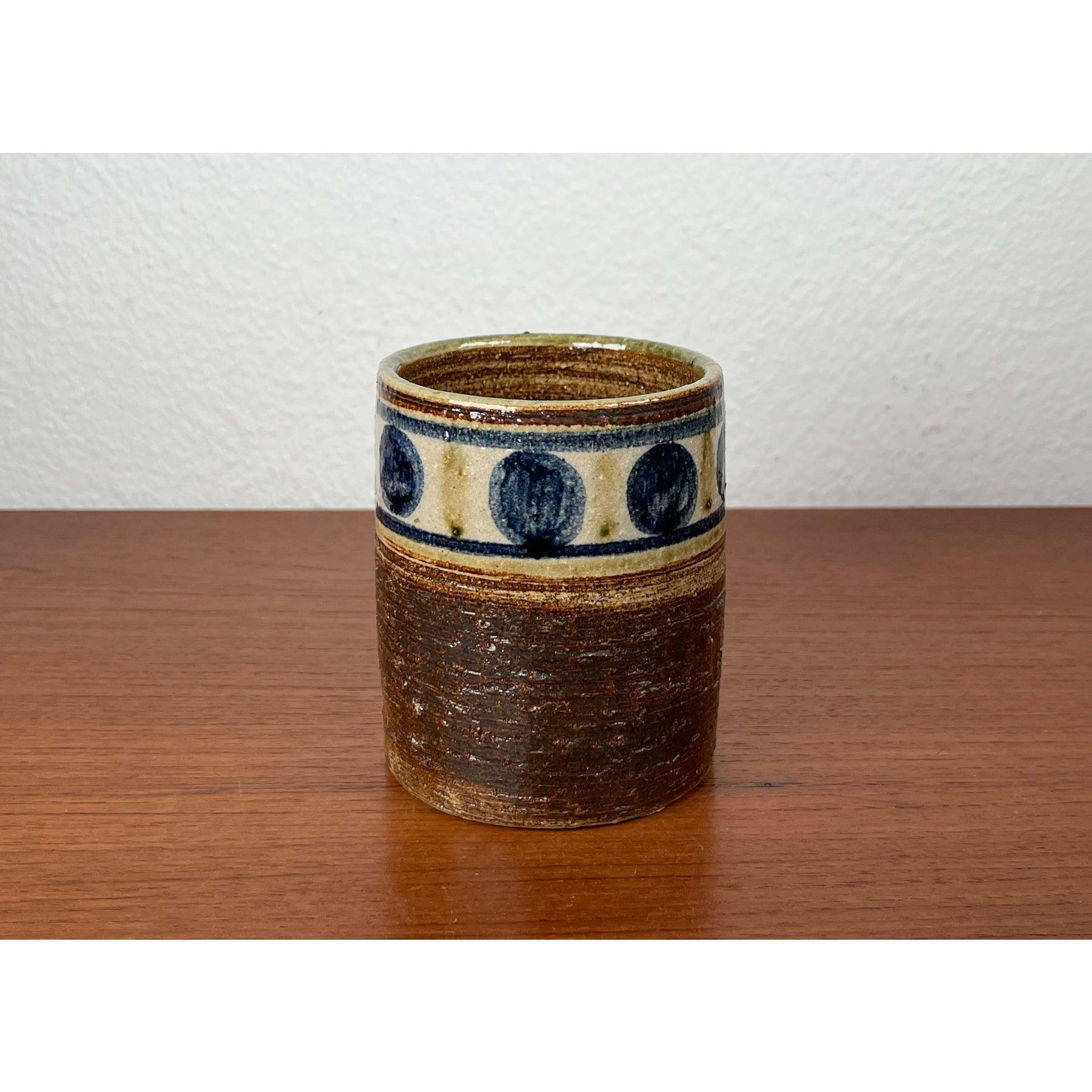Mug en poterie de studio danoise du milieu du siècle dernier de Kingo Keramik, années 1960, en très bon état. Conçue de 1960 à 1969 Cette pièce porte une marque d'attribution,

Informations complémentaires :
Matériaux : Céramique
Couleur :