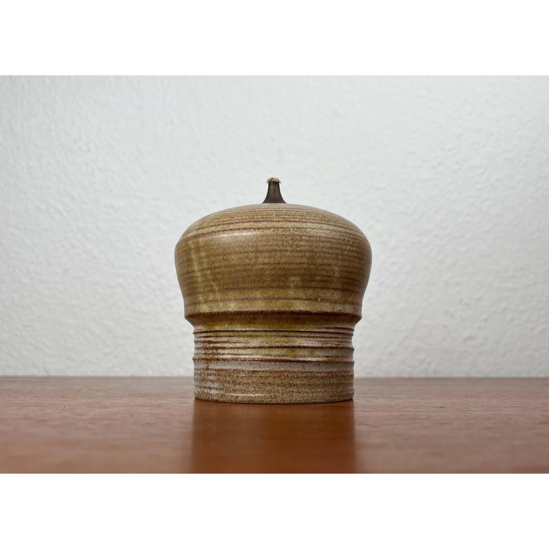 Lámpara de aceite danesa moderna de mediados de siglo de Studio Pottery, años 60, en muy buen estado. Diseñado de 1960 a 1969
Hasta 250 V (norma Europa/Reino Unido).El cableado de este artículo puede ser original y podría ser necesario sustituirlo,
