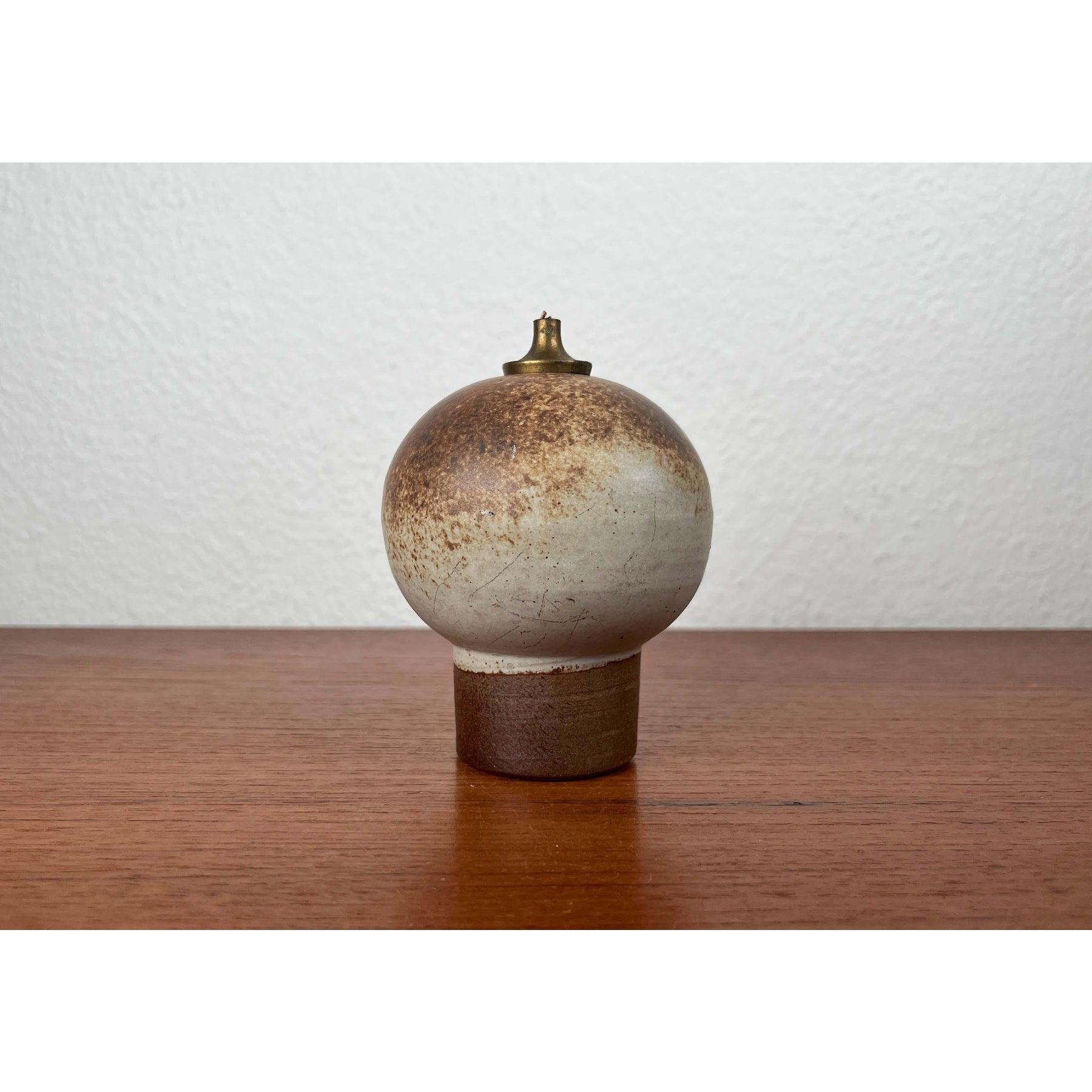 Lámpara de aceite de Studio Pottery danesa moderna de mediados de siglo de Aage Würtz, 1956, en muy buen estado. Diseñado de 1960 a 1969 Esta pieza tiene una marca de atribución,
Hasta 250 V (norma Europa/Reino Unido) El cableado de este artículo