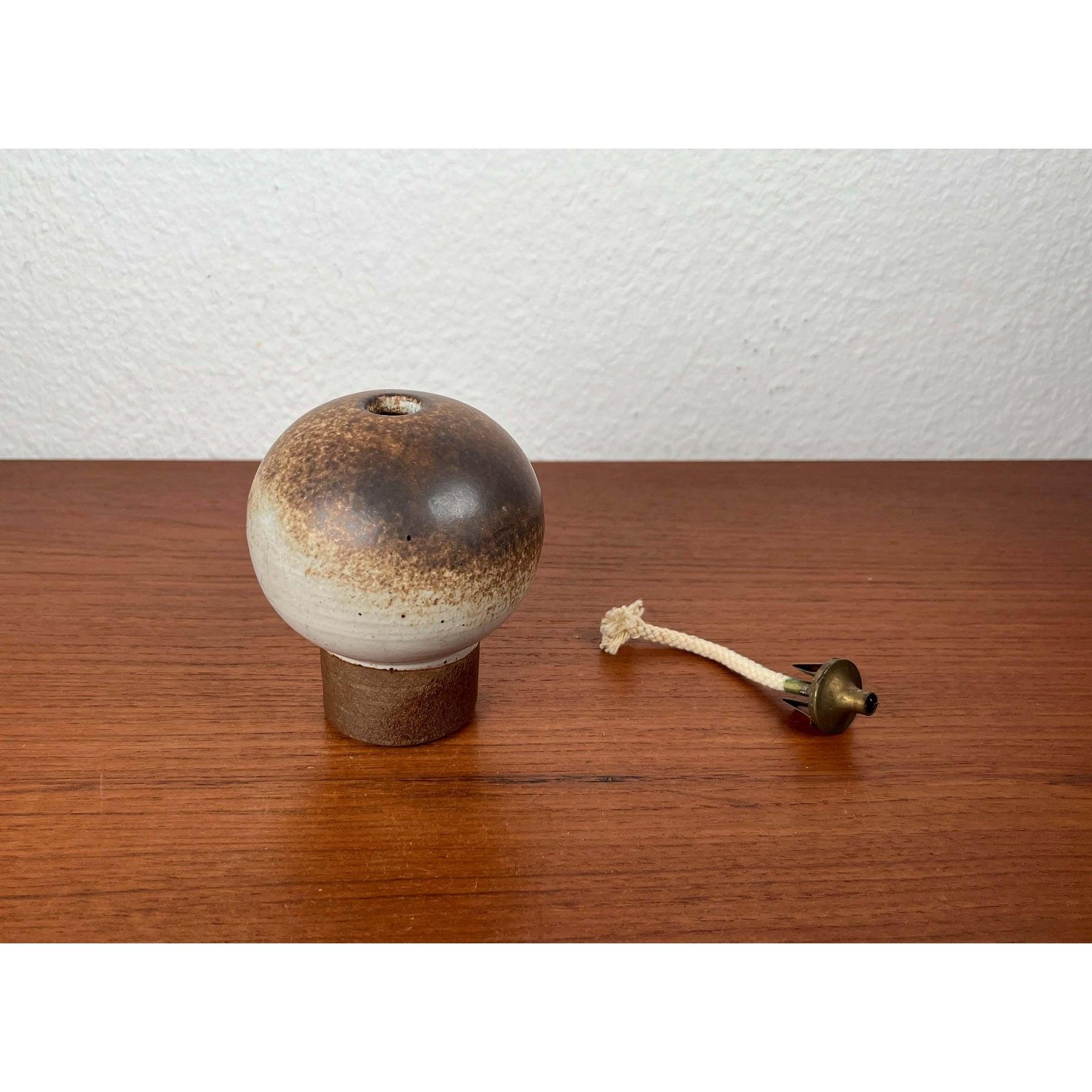 Lámpara de aceite de cerámica danesa de Studio Pottery de mediados de siglo de Aage Würtz, 1956 Cerámico en venta