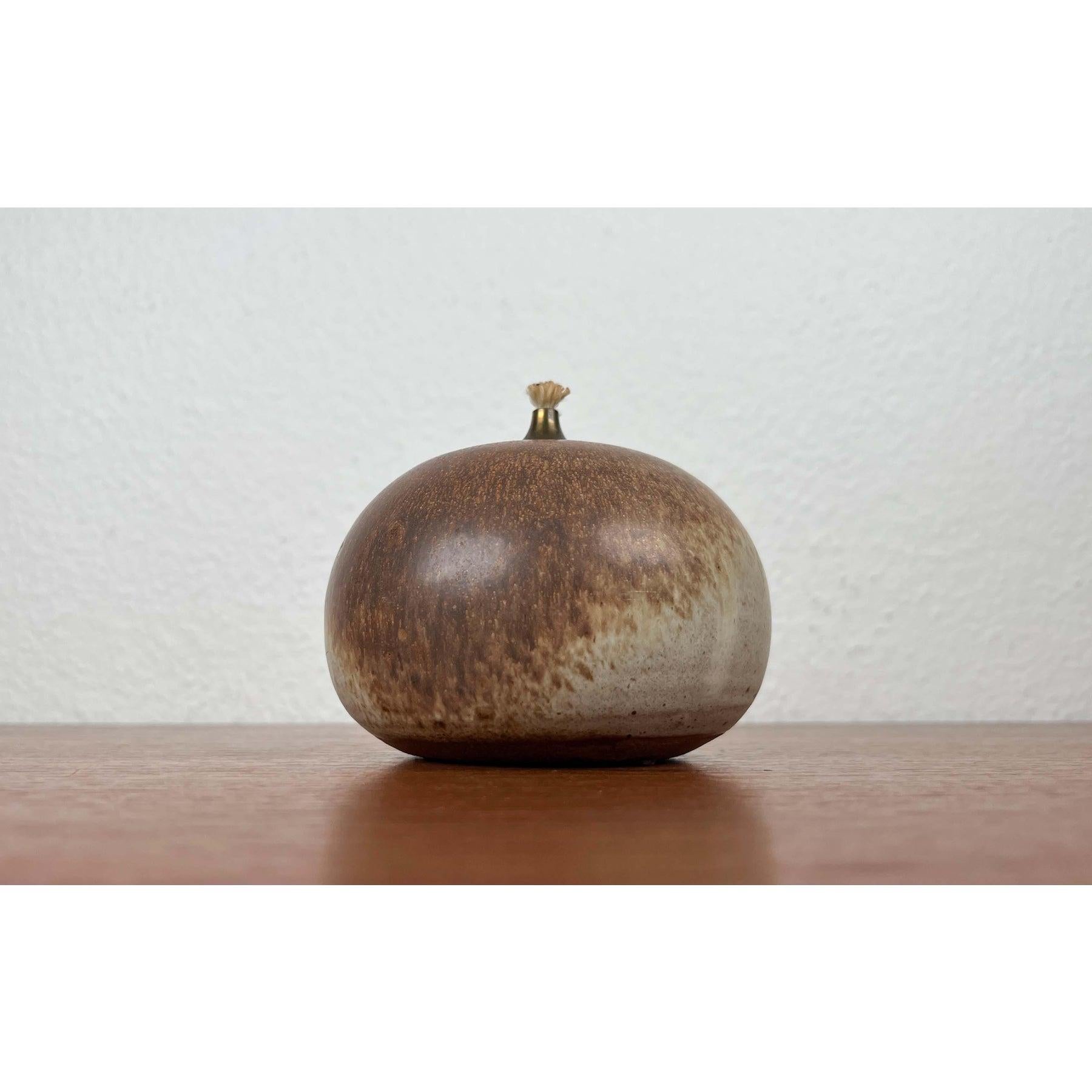 Lámpara de aceite de Studio Pottery danesa moderna de mediados de siglo de Aage Würtz, década de 1960, en muy buen estado. Diseñado de 1960 a 1969 Esta pieza tiene una marca de atribución.

Más información:
Materiales: Cerámica, Metal
Color:
