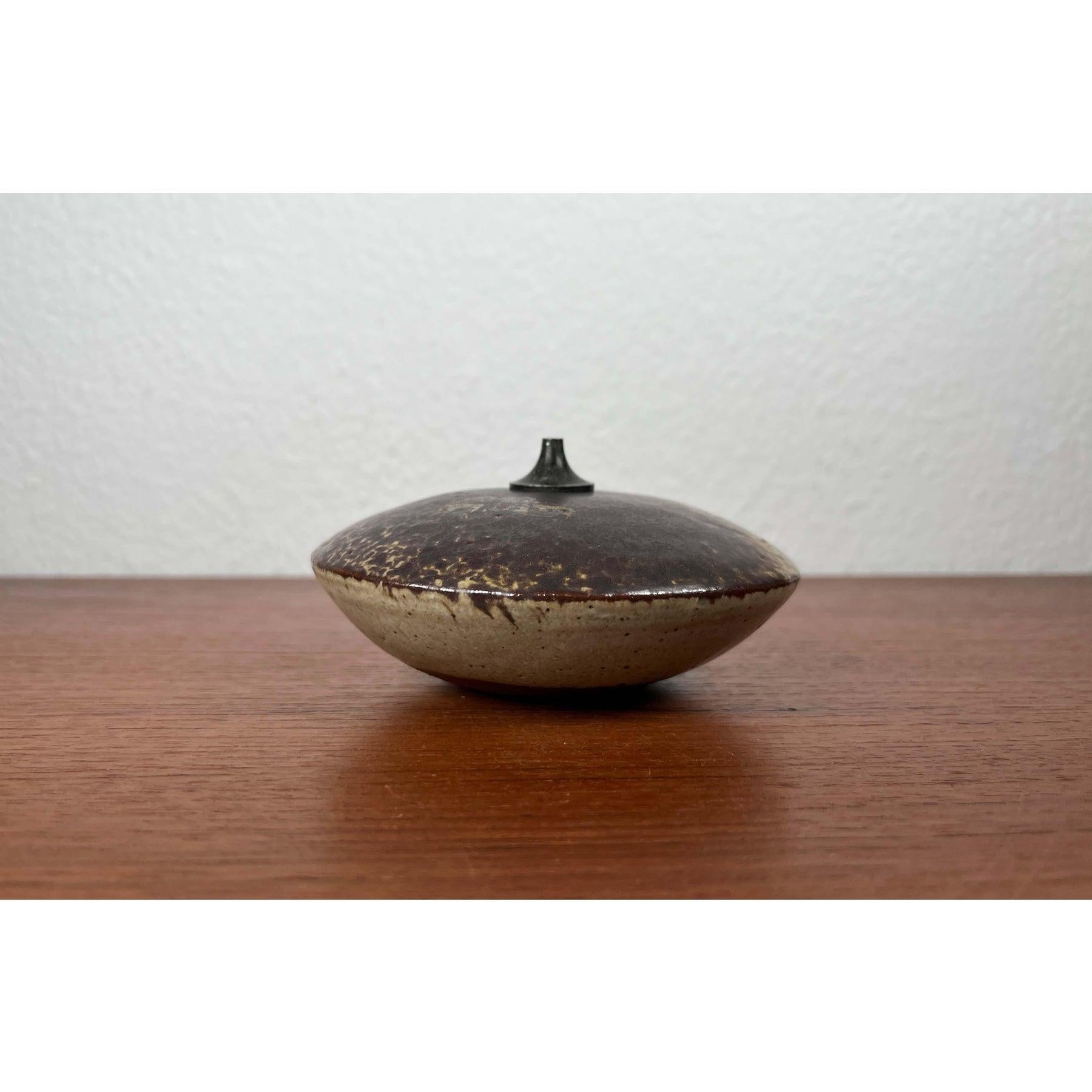 Lámpara de aceite de Studio Pottery danesa moderna de mediados de siglo de Aage Würtz, década de 1960, en muy buen estado. Diseñado de 1960 a 1969. Existen pruebas oficiales de autenticidad, como catálogos antiguos, registros de diseñadores u otras