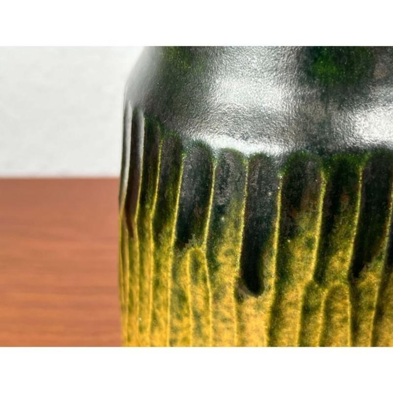 Vaso in studio danese moderno di metà secolo di Ernst Pottery, Faxe, anni '60, in ottime condizioni. Progettato dal 1960 al 1969. Questo pezzo ha un marchio di attribuzione.

Informazioni aggiuntive:
Materiali: Ceramica
Colore: verde
Stile: Medioevo