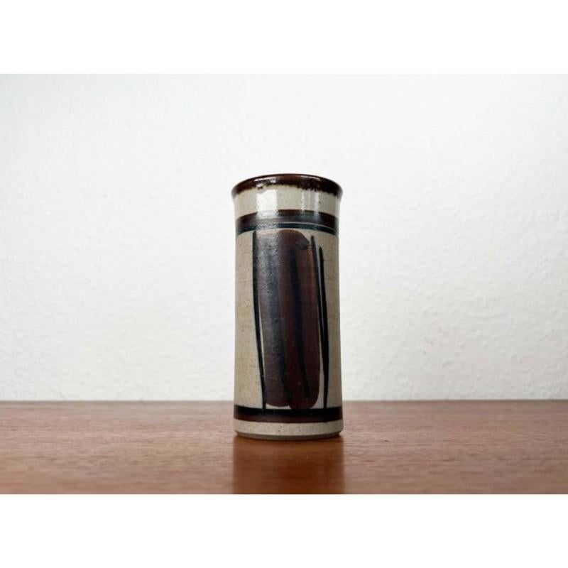 Moderne dänische Studio Pottery Vase aus der Jahrhundertmitte von Hanne Stentoj, 1960er Jahre im Angebot 6