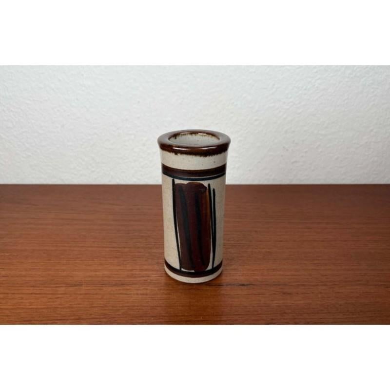Moderne dänische Studio Pottery Vase aus der Jahrhundertmitte von Hanne Stentoj, 1960er Jahre im Angebot 8