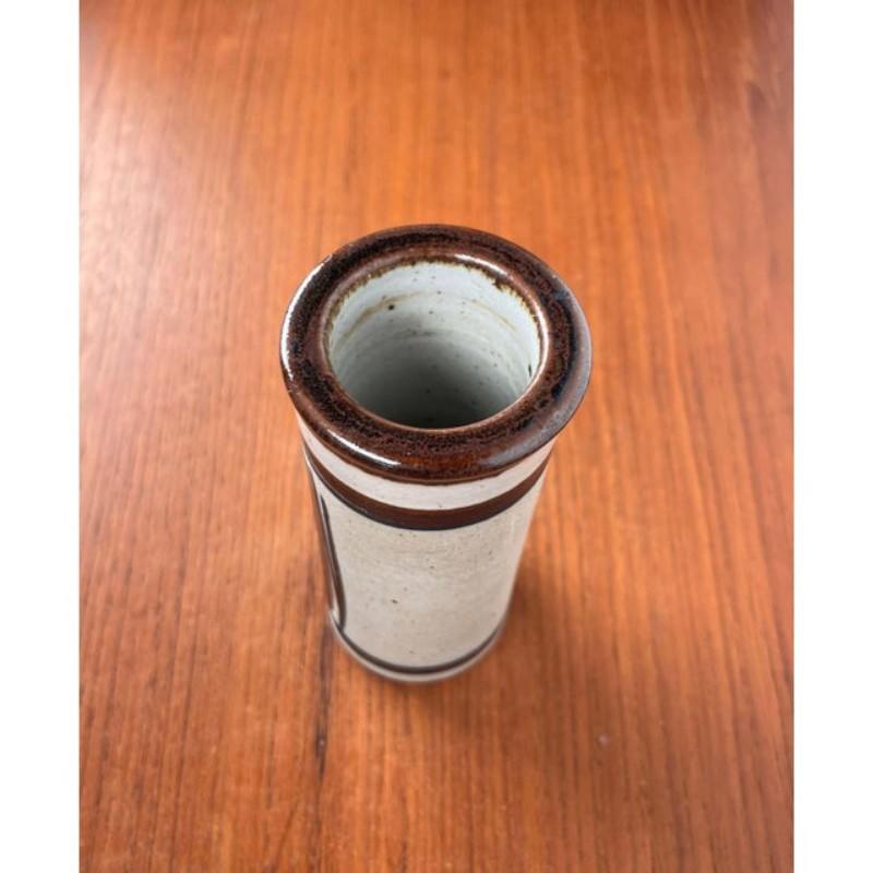Mid-Century Modern Danish Studio Pottery Vase von Hanne Stentoj, 1960er Jahre, in sehr gutem Zustand. Entworfen 1960 bis 1969. Dieses Stück ist mit einem Zuordnungszeichen versehen.

Zusätzliche Informationen:
MATERIALIEN: Steingut
Farbe: