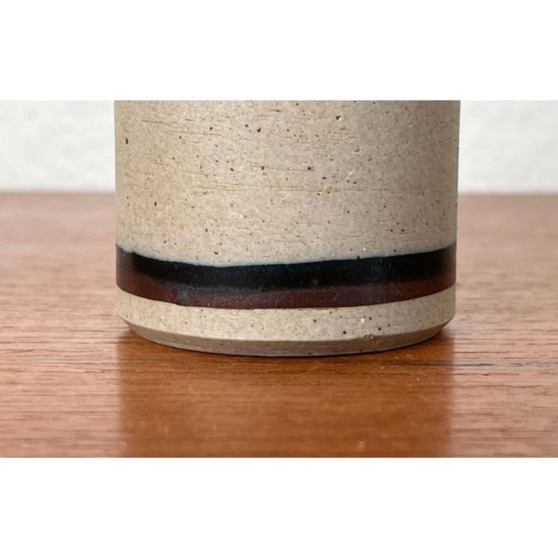 Moderne dänische Studio Pottery Vase aus der Jahrhundertmitte von Hanne Stentoj, 1960er Jahre (Dänisch) im Angebot