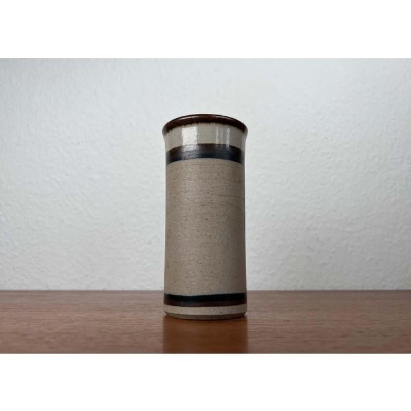 Moderne dänische Studio Pottery Vase aus der Jahrhundertmitte von Hanne Stentoj, 1960er Jahre (20. Jahrhundert) im Angebot