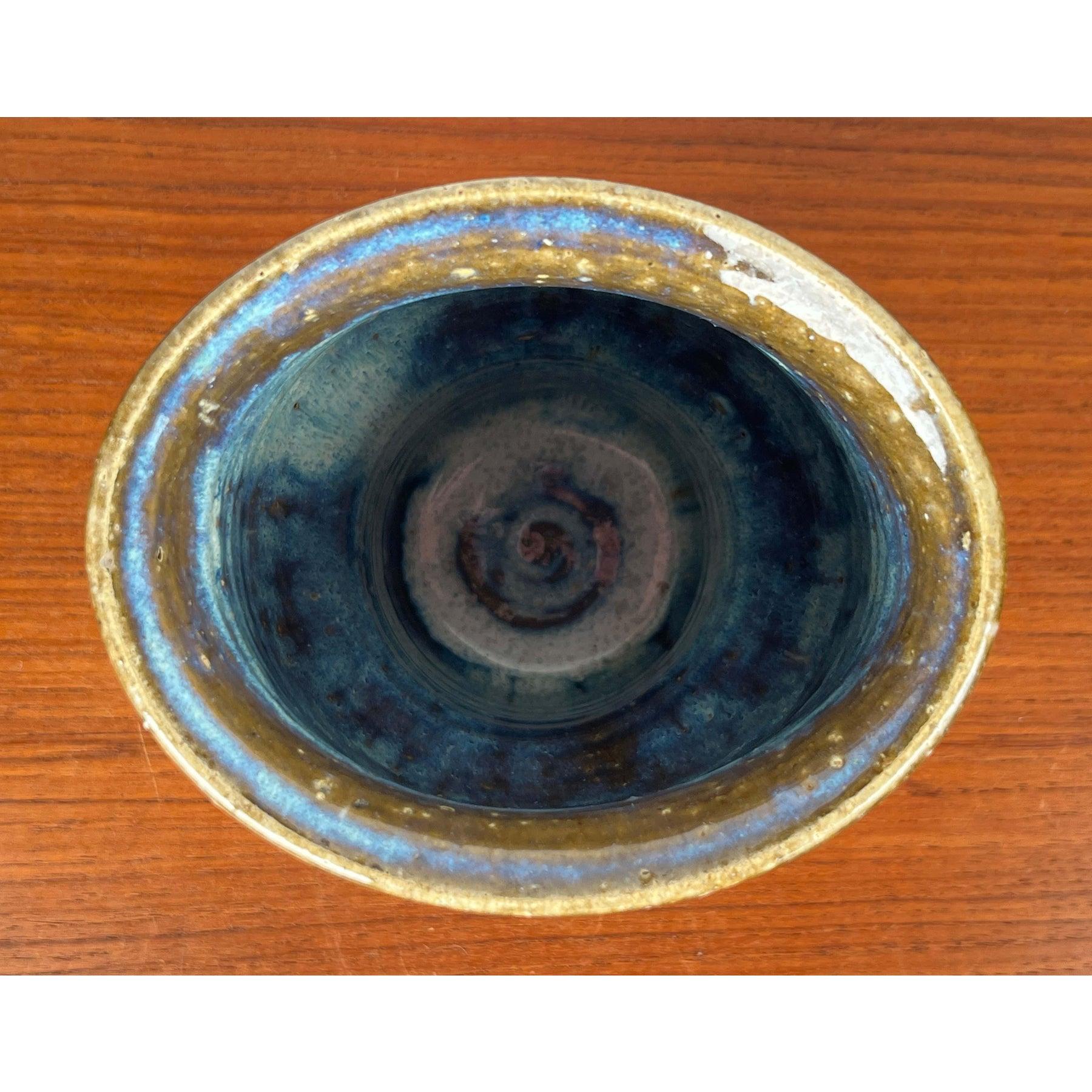 Mid-Century Modern Danish Studio Pottery Vase von Linder Stentøj, 1960er Jahre, in sehr gutem Zustand. Entworfen 1960 bis 1969 Dieses Stück hat eine Zuordnungsmarke,

Zusätzliche Informationen:
MATERIALIEN: Steingut
Farbe: Beige
Stil: Moderne Mitte